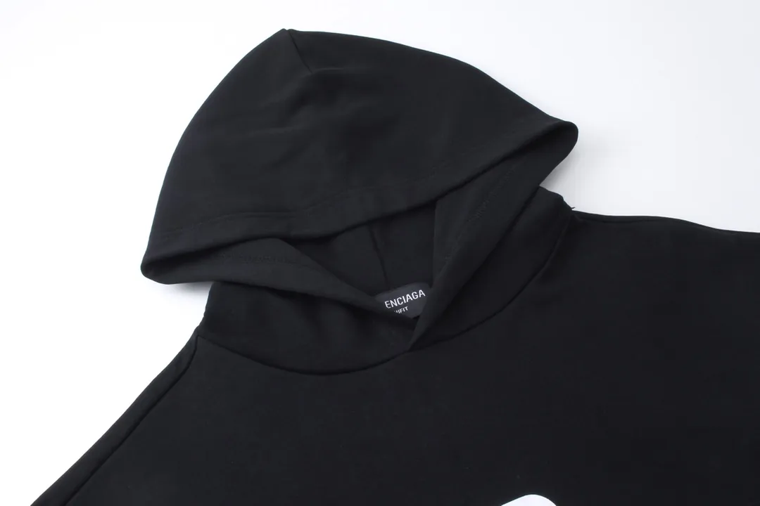 🅿️280 Detailed picture [Top version. Official website quality] BALENCI*GA/Paris. Classic style. Lock letter LOGO long-sleeved hooded sweatshirt. Brick cabinet synchronization.                       The fabric is made of Paris ZP custom-woven and dyed cotton sweatshirt. The weight is 450 grams. The cloth surface is clean. The cloth pattern is clear, soft and comfortable. The threads are dyed with no color difference. The classic pattern is printed with environmentally friendly imported materials, precision printing mesh, the letters are clear, the effect is three-dimensional, and the brick cabinet is restored. The version adopts the OS loose shoulder style. Same style for men and women Coding: BL238053 Color: black, white Size: XS S M L