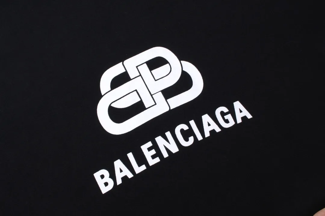 🅿️280 Detailed picture [Top version. Official website quality] BALENCI*GA/Paris. Classic style. Lock letter LOGO long-sleeved hooded sweatshirt. Brick cabinet synchronization.                       The fabric is made of Paris ZP custom-woven and dyed cotton sweatshirt. The weight is 450 grams. The cloth surface is clean. The cloth pattern is clear, soft and comfortable. The threads are dyed with no color difference. The classic pattern is printed with environmentally friendly imported materials, precision printing mesh, the letters are clear, the effect is three-dimensional, and the brick cabinet is restored. The version adopts the OS loose shoulder style. Same style for men and women Coding: BL238053 Color: black, white Size: XS S M L