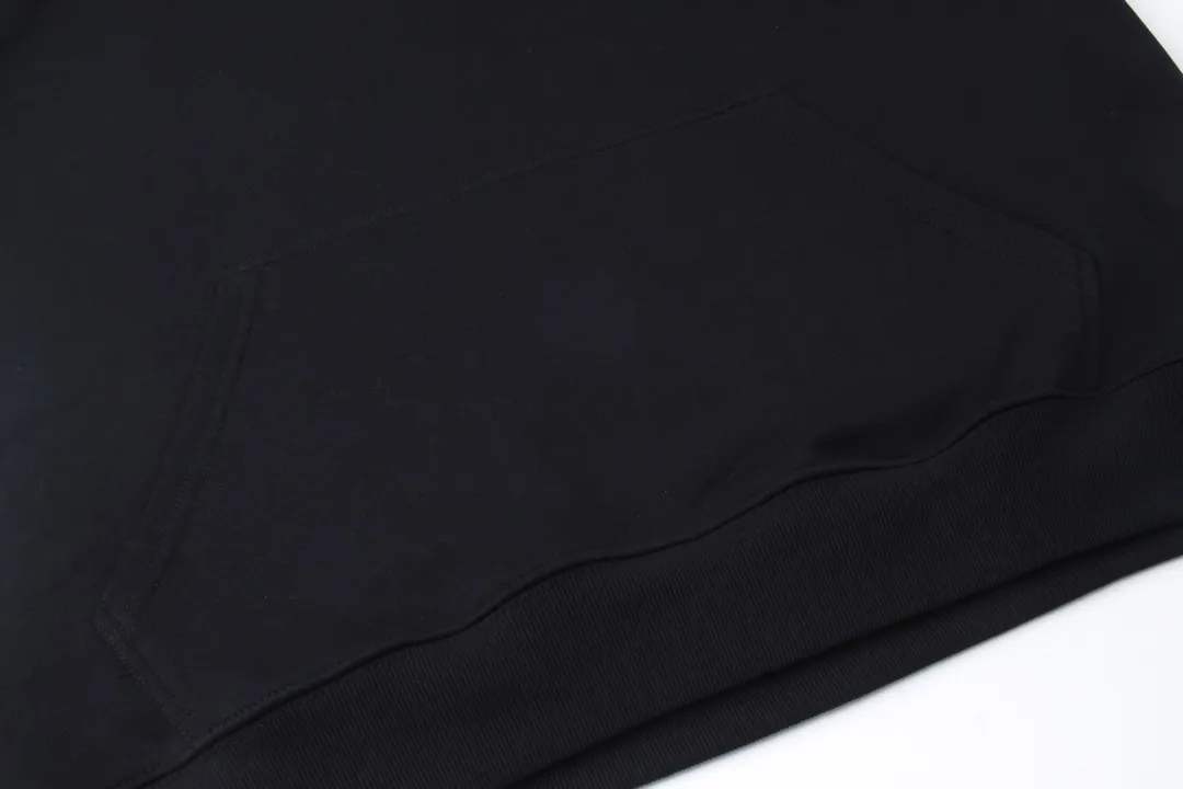 🅿️280 Detailed picture [Top version. Official website quality] BALENCI*GA/Paris. Classic style. Lock letter LOGO long-sleeved hooded sweatshirt. Brick cabinet synchronization.                       The fabric is made of Paris ZP custom-woven and dyed cotton sweatshirt. The weight is 450 grams. The cloth surface is clean. The cloth pattern is clear, soft and comfortable. The threads are dyed with no color difference. The classic pattern is printed with environmentally friendly imported materials, precision printing mesh, the letters are clear, the effect is three-dimensional, and the brick cabinet is restored. The version adopts the OS loose shoulder style. Same style for men and women Coding: BL238053 Color: black, white Size: XS S M L