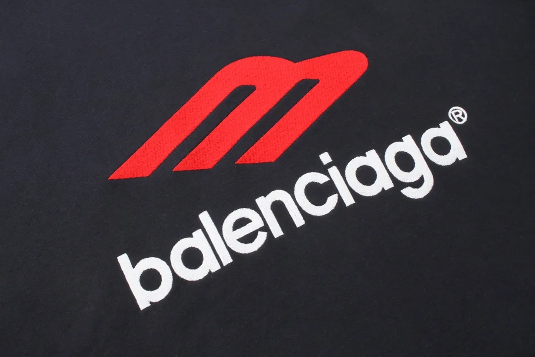🅿️316 Detailed pictures [Top version. Official website quality] BALENCI*GA/Paris BALENCI*GA#2024 latest model, large letter LOGO icon embroidered hooded sweatshirt. Brick cabinet synchronization. Develop and develop genuine products at the first time. Embroidery. All colors are on the same board. Welcome to compare! The fabric is made of Paris ZP custom-woven and dyed cotton double-yarn large parka. The weight is 450 grams. The cloth surface is clean. The cloth pattern is clear. It is soft and comfortable. It has good color fastness and is not easy to change color. The threads are woven and dyed with no color difference. The embroidery is done using an imported Tajima embroidery machine, with a three-dimensional effect and clear lines. There are no burrs and miscellaneous threads, and the embroidery is of ultra-high craftsmanship. The version adopts OS loose shoulder design. Same style for men and women. Code: BL238006 Color: dark blue gray, white Size: XS S M L