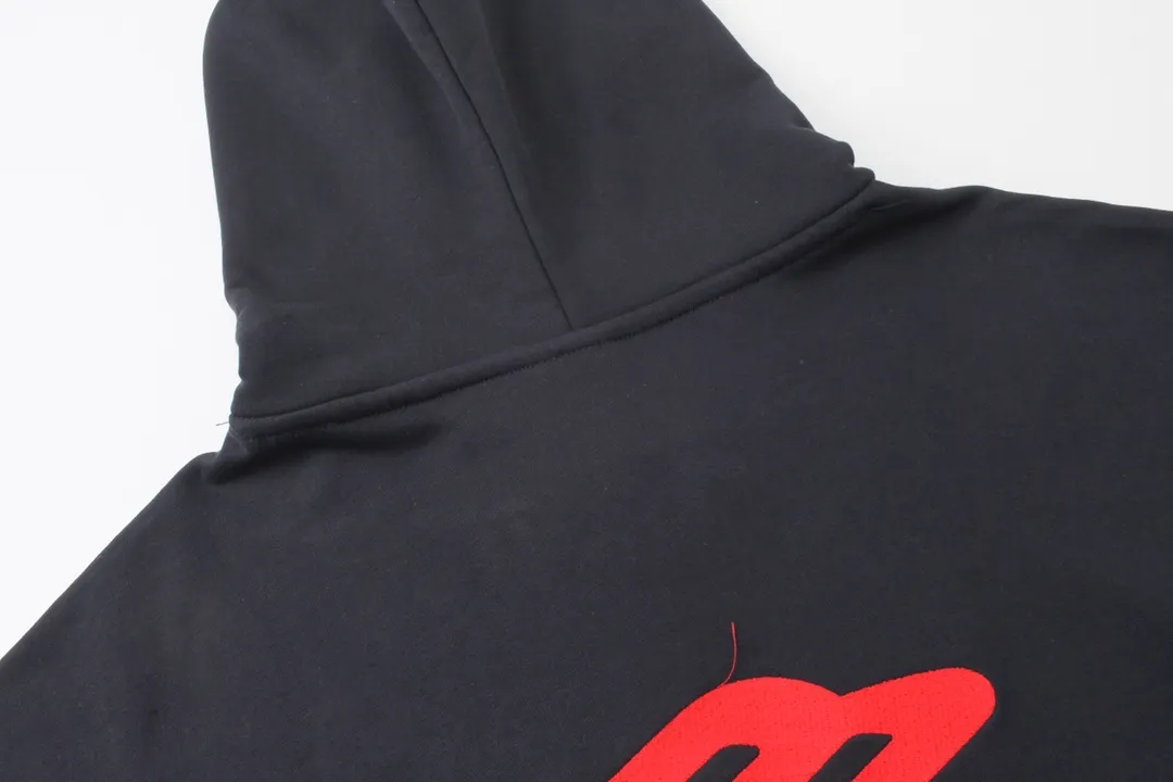 🅿️316 Detailed pictures [Top version. Official website quality] BALENCI*GA/Paris BALENCI*GA#2024 latest model, large letter LOGO icon embroidered hooded sweatshirt. Brick cabinet synchronization. Develop and develop genuine products at the first time. Embroidery. All colors are on the same board. Welcome to compare! The fabric is made of Paris ZP custom-woven and dyed cotton double-yarn large parka. The weight is 450 grams. The cloth surface is clean. The cloth pattern is clear. It is soft and comfortable. It has good color fastness and is not easy to change color. The threads are woven and dyed with no color difference. The embroidery is done using an imported Tajima embroidery machine, with a three-dimensional effect and clear lines. There are no burrs and miscellaneous threads, and the embroidery is of ultra-high craftsmanship. The version adopts OS loose shoulder design. Same style for men and women. Code: BL238006 Color: dark blue gray, white Size: XS S M L