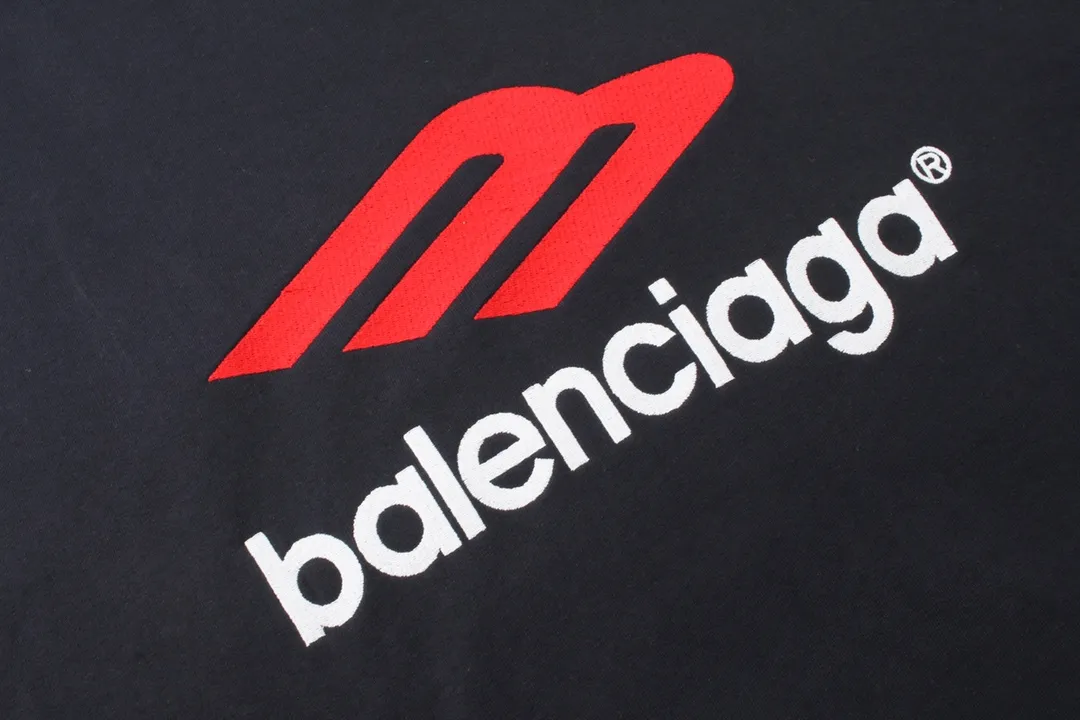 🅿️316 Detailed pictures [Top version. Official website quality] BALENCI*GA/Paris BALENCI*GA#2024 latest model, large letter LOGO icon embroidered hooded sweatshirt. Brick cabinet synchronization. Develop and develop genuine products at the first time. Embroidery. All colors are on the same board. Welcome to compare! The fabric is made of Paris ZP custom-woven and dyed cotton double-yarn large parka. The weight is 450 grams. The cloth surface is clean. The cloth pattern is clear. It is soft and comfortable. It has good color fastness and is not easy to change color. The threads are woven and dyed with no color difference. The embroidery is done using an imported Tajima embroidery machine, with a three-dimensional effect and clear lines. There are no burrs and miscellaneous threads, and the embroidery is of ultra-high craftsmanship. The version adopts OS loose shoulder design. Same style for men and women. Code: BL238006 Color: dark blue gray, white Size: XS S M L