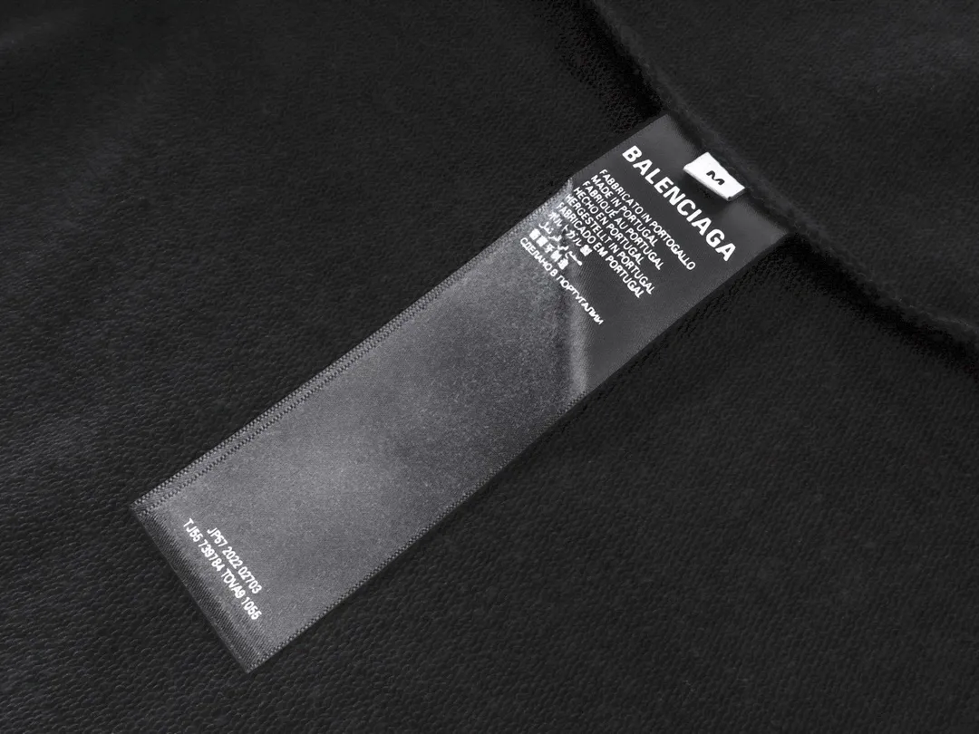 🅿️340 real photos [Top version. Official website quality] BALENCI*GA/Paris. 24ss latest classic model. Tape pulp printing. Ready-to-wear washed and distressed short-sleeved T-shirt. Brick cabinet synchronization. The fabric is made of Paris ZP custom-woven and dyed cotton terry Davidson. The weight is 460 grams, the cloth surface is clean. The cloth pattern is clear, soft and comfortable, and the threads are dyed with no color difference. The classic pattern is printed with environmentally friendly imported materials, and the tape pattern is glued. The letters are clear and the effect is three-dimensional. Restored brick cabinet. The garments were washed and aged, and polished by many hands. Produced by ultra-heavy craftsmanship, the market currency is very different, welcome to compare. The version adopts OS loose shoulder design. The same style for men and women. Code: BL238932 Color: black blue, gray and white Size: XS S M L