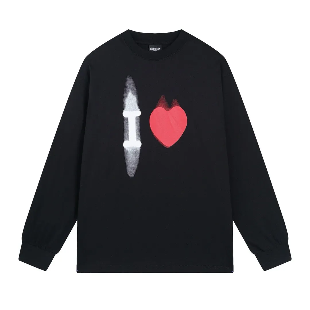🅿️210 real photos [Top version. Official website quality] BALENCI*GA/Paris BALENCI*GA#520. Limited to the latest model, 520 love. Classic LOGO long-sleeved T-shirt embroidered on the back neck. Brick cabinet synchronization, genuine product development at the first time, welcome to compare. The fabric is made of Paris ZP custom-woven and dyed 100% cotton double-yarn compact cotton. The weight is 260 grams. The cloth surface is clean. The cloth pattern is clear. It is soft and comfortable. It has good color fastness and is not easy to change color. The threads are woven and dyed with no color difference. The printing uses computer direct printing, and the rib embroidery on the back collar has a three-dimensional effect. The version adopts the OS loose shoulder style. Same style for men and women. Code: BL225015 Color: black, off-white Size: XS S M L