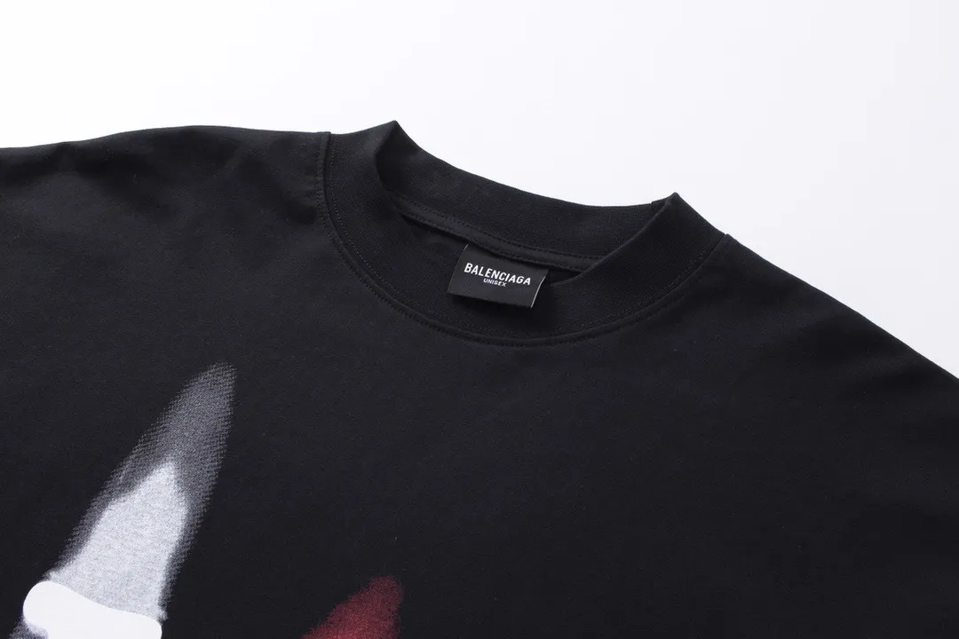 🅿️210 real photos [Top version. Official website quality] BALENCI*GA/Paris BALENCI*GA#520. Limited to the latest model, 520 love. Classic LOGO long-sleeved T-shirt embroidered on the back neck. Brick cabinet synchronization, genuine product development at the first time, welcome to compare. The fabric is made of Paris ZP custom-woven and dyed 100% cotton double-yarn compact cotton. The weight is 260 grams. The cloth surface is clean. The cloth pattern is clear. It is soft and comfortable. It has good color fastness and is not easy to change color. The threads are woven and dyed with no color difference. The printing uses computer direct printing, and the rib embroidery on the back collar has a three-dimensional effect. The version adopts the OS loose shoulder style. Same style for men and women. Code: BL225015 Color: black, off-white Size: XS S M L