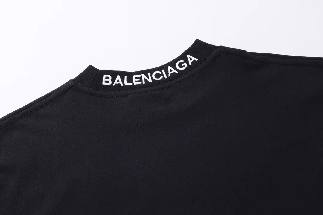 🅿️210 real photos [Top version. Official website quality] BALENCI*GA/Paris BALENCI*GA#520. Limited to the latest model, 520 love. Classic LOGO long-sleeved T-shirt embroidered on the back neck. Brick cabinet synchronization, genuine product development at the first time, welcome to compare. The fabric is made of Paris ZP custom-woven and dyed 100% cotton double-yarn compact cotton. The weight is 260 grams. The cloth surface is clean. The cloth pattern is clear. It is soft and comfortable. It has good color fastness and is not easy to change color. The threads are woven and dyed with no color difference. The printing uses computer direct printing, and the rib embroidery on the back collar has a three-dimensional effect. The version adopts the OS loose shoulder style. Same style for men and women. Code: BL225015 Color: black, off-white Size: XS S M L