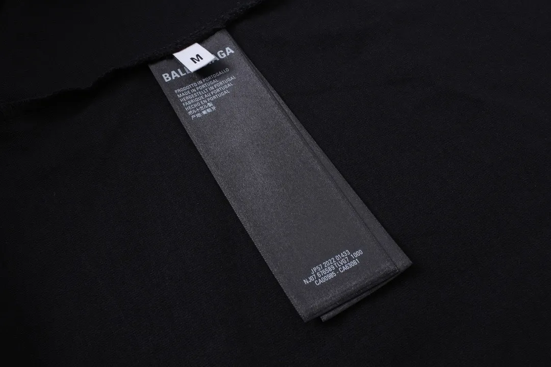 🅿️210 real photos [Top version. Official website quality] BALENCI*GA/Paris BALENCI*GA#520. Limited to the latest model, 520 love. Classic LOGO long-sleeved T-shirt embroidered on the back neck. Brick cabinet synchronization, genuine product development at the first time, welcome to compare. The fabric is made of Paris ZP custom-woven and dyed 100% cotton double-yarn compact cotton. The weight is 260 grams. The cloth surface is clean. The cloth pattern is clear. It is soft and comfortable. It has good color fastness and is not easy to change color. The threads are woven and dyed with no color difference. The printing uses computer direct printing, and the rib embroidery on the back collar has a three-dimensional effect. The version adopts the OS loose shoulder style. Same style for men and women. Code: BL225015 Color: black, off-white Size: XS S M L