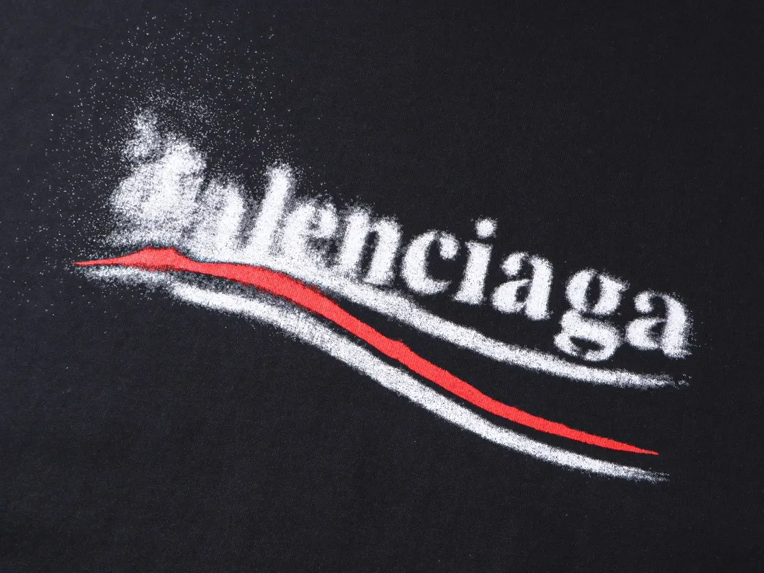 🅿️300 real photos [Top version. Official website quality] BALENCI*GA/Paris. 2024 new classic letter LOGO printed graffiti hooded sweatshirt. Brick cabinets are synchronized. Genuine products are developed at the first time. All fabric colors are available. Printed Y boards are customized. Enjoy printing and comparison! The fabric is made of Paris ZP custom-woven and dyed cotton terry sweatshirt. Weighing 460 grams, the cloth surface is clean. The cloth pattern is clear, soft and comfortable. The threads are dyed with no color difference. The classic LOGO uses environmentally friendly imported materials to print graffiti, and the dot direct spray process creates a three-dimensional effect. Restore brick cabinets, adopt OS loose shoulder style. Same style for men and women. Code: BL238930 Color: black and blue, off-white, size: XS S M L