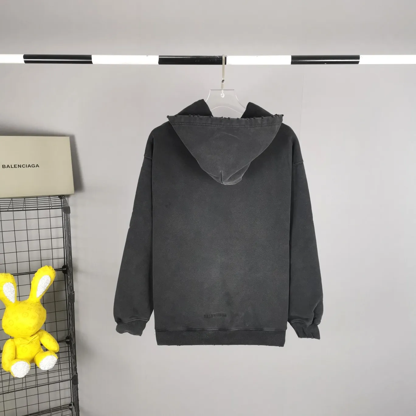 Spring and Autumn top tried and tested version Balenciaga SS21 German Rammstein band exclusive Balenciaga male and female couple star's same style pure cotton hoodie sweatshirt Custom woven and dyed 550 grams of vulcanized black fabric. The weight of the fabric after washing is up to 1kg / imported Tajima embroidery with clear letters / ready-to-wear fried sand technology makes the fabric slightly whitened and the whole body is broken. It is so trendy, contemporary, versatile and stylish! /Printing process: Kornit digital printing direct-injection white color is produced at the same time. There are few such machines and technologies in China! It will definitely not fall off. After being soaked in water at 70 degrees for 40 minutes, it did not fall off even after being rubbed with a hand! / The wash labels on the collar are all limited numbers [1-400 numbers] to ensure that each piece of clothing has a different number and is unique! / It takes a full month and a half from getting the sample to the finished product. You can imagine how difficult it is and our original intention. We never waver and must be authentic. Every piece of clothing is only shown to everyone after passing the inspection!  Quantity available, please take advantage of it! This is not just clothes, it is art and pursuit! In order to show the top tested version, the editor specially added a set of detailed supplementary pictures, all of which are original pictures without processing. OverSize version SIZE: XS-L P:530