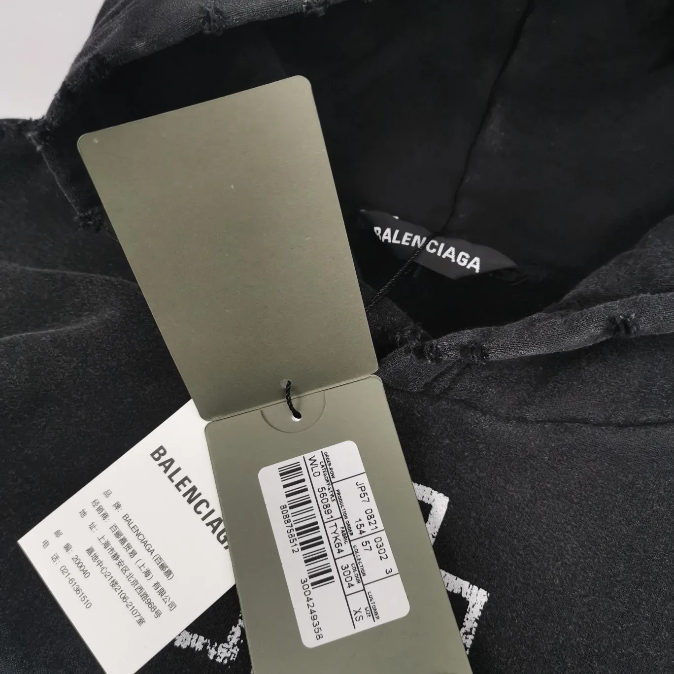 Spring and Autumn top tried and tested version Balenciaga SS21 German Rammstein band exclusive Balenciaga male and female couple star's same style pure cotton hoodie sweatshirt Custom woven and dyed 550 grams of vulcanized black fabric. The weight of the fabric after washing is up to 1kg / imported Tajima embroidery with clear letters / ready-to-wear fried sand technology makes the fabric slightly whitened and the whole body is broken. It is so trendy, contemporary, versatile and stylish! /Printing process: Kornit digital printing direct-injection white color is produced at the same time. There are few such machines and technologies in China! It will definitely not fall off. After being soaked in water at 70 degrees for 40 minutes, it did not fall off even after being rubbed with a hand! / The wash labels on the collar are all limited numbers [1-400 numbers] to ensure that each piece of clothing has a different number and is unique! / It takes a full month and a half from getting the sample to the finished product. You can imagine how difficult it is and our original intention. We never waver and must be authentic. Every piece of clothing is only shown to everyone after passing the inspection!  Quantity available, please take advantage of it! This is not just clothes, it is art and pursuit! In order to show the top tested version, the editor specially added a set of detailed supplementary pictures, all of which are original pictures without processing. OverSize version SIZE: XS-L P:530