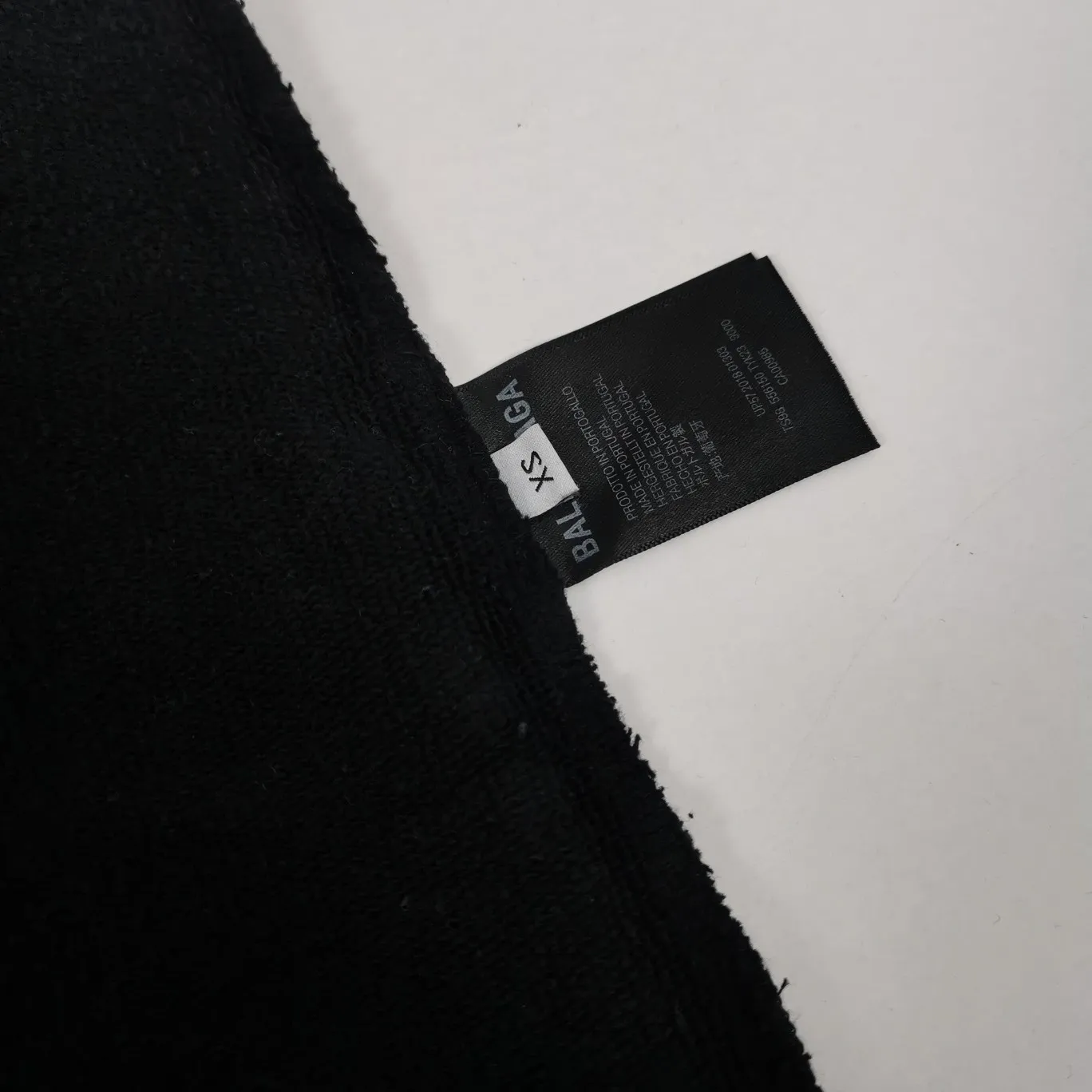 Spring and Autumn top tried and tested version Balenciaga SS21 German Rammstein band exclusive Balenciaga male and female couple star's same style pure cotton hoodie sweatshirt Custom woven and dyed 550 grams of vulcanized black fabric. The weight of the fabric after washing is up to 1kg / imported Tajima embroidery with clear letters / ready-to-wear fried sand technology makes the fabric slightly whitened and the whole body is broken. It is so trendy, contemporary, versatile and stylish! /Printing process: Kornit digital printing direct-injection white color is produced at the same time. There are few such machines and technologies in China! It will definitely not fall off. After being soaked in water at 70 degrees for 40 minutes, it did not fall off even after being rubbed with a hand! / The wash labels on the collar are all limited numbers [1-400 numbers] to ensure that each piece of clothing has a different number and is unique! / It takes a full month and a half from getting the sample to the finished product. You can imagine how difficult it is and our original intention. We never waver and must be authentic. Every piece of clothing is only shown to everyone after passing the inspection!  Quantity available, please take advantage of it! This is not just clothes, it is art and pursuit! In order to show the top tested version, the editor specially added a set of detailed supplementary pictures, all of which are original pictures without processing. OverSize version SIZE: XS-L P:530