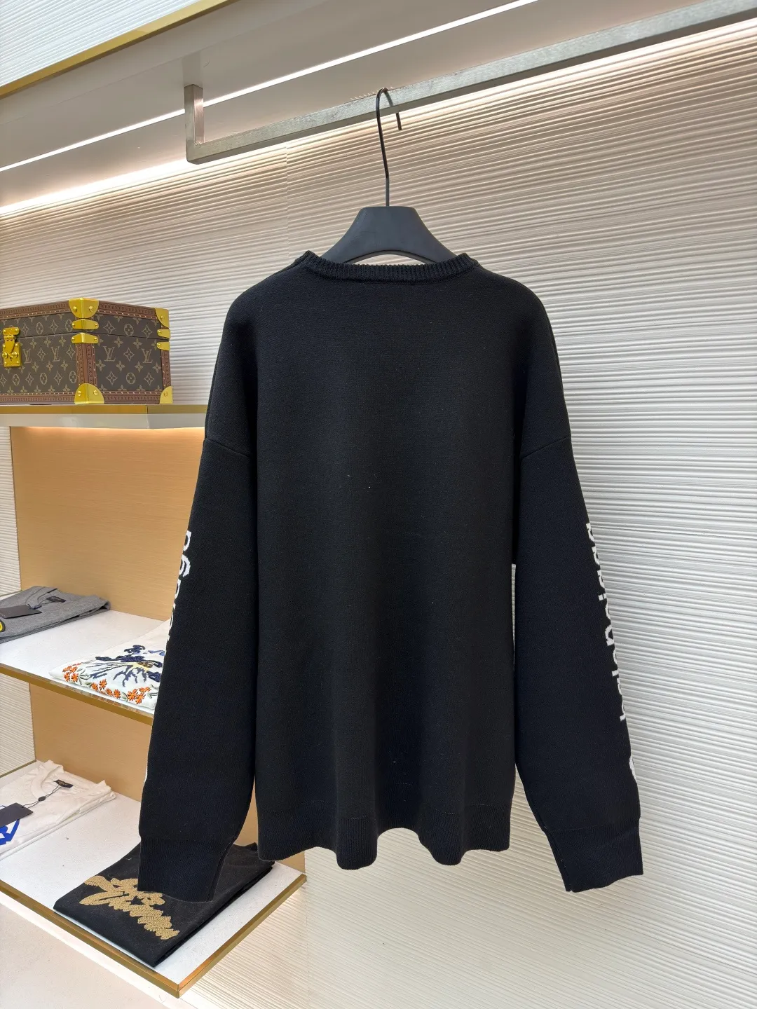 Balenciaga SKI ski series wool knitted sweater ●Original version: purchased and developed by 13306 ●Item number: 1681715-A75 ●Fabric: wool blended fabric ●Technology: knitted production ●Color: black ●Version: Loose version ●Weight: about 860 grams ●Size: XS-S-M ●Description: The main body of the fabric is made of high-quality wool blend. The addition of wool not only provides the iconic soft touch and luxurious luster, but also gives the clothing natural temperature regulation and moisture wicking properties. This means it can effectively lock in body temperature in cold environments, while helping water evaporate to keep skin dry when exercise generates heat. Pure wool may be warm but can be heavy and prone to shrinkage. The blending technology used by Balenciaga must incorporate other natural fibers to optimize the durability, wrinkle resistance and morphological stability of the fabric. The determination of this blending ratio is an exquisite balance between the brand's pursuit of ultimate comfort and meeting the actual needs of skiing. Lycra double-sided bottom technology is used on the hem and the inside of the cuffs of the clothing. This refers to the highly elastic Lycra fiber being woven into a double-layer structure to form a closing edge with strong resilience. Complexity reflected: The core of this craft lies in the "double side". It is not a simple rib, but uses complex double-sided knitting technology to give a smooth and delicate visual effect to both the inside and outside, while forming an "invisible" strong bundle on the inside. The purpose is: Pressure-free comfort: The elasticity provided by Lycra is dynamic, fast enough, and does not restrict body movements, achieving the unity of sports function and comfort. The overall wiring is straight and delicate, the fabric is comfortable and soft, and the color is consistent without color difference. It can be matched with the same style to create a fashionable look and control various occasions. Customized accessories, complete with three standards, same style for men and women!