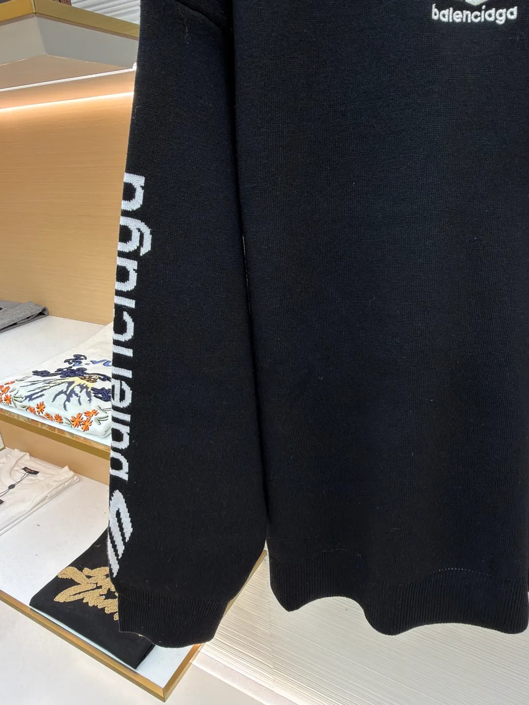 Balenciaga SKI ski series wool knitted sweater ●Original version: purchased and developed by 13306 ●Item number: 1681715-A75 ●Fabric: wool blended fabric ●Technology: knitted production ●Color: black ●Version: Loose version ●Weight: about 860 grams ●Size: XS-S-M ●Description: The main body of the fabric is made of high-quality wool blend. The addition of wool not only provides the iconic soft touch and luxurious luster, but also gives the clothing natural temperature regulation and moisture wicking properties. This means it can effectively lock in body temperature in cold environments, while helping water evaporate to keep skin dry when exercise generates heat. Pure wool may be warm but can be heavy and prone to shrinkage. The blending technology used by Balenciaga must incorporate other natural fibers to optimize the durability, wrinkle resistance and morphological stability of the fabric. The determination of this blending ratio is an exquisite balance between the brand's pursuit of ultimate comfort and meeting the actual needs of skiing. Lycra double-sided bottom technology is used on the hem and the inside of the cuffs of the clothing. This refers to the highly elastic Lycra fiber being woven into a double-layer structure to form a closing edge with strong resilience. Complexity reflected: The core of this craft lies in the "double side". It is not a simple rib, but uses complex double-sided knitting technology to give a smooth and delicate visual effect to both the inside and outside, while forming an "invisible" strong bundle on the inside. The purpose is: Pressure-free comfort: The elasticity provided by Lycra is dynamic, fast enough, and does not restrict body movements, achieving the unity of sports function and comfort. The overall wiring is straight and delicate, the fabric is comfortable and soft, and the color is consistent without color difference. It can be matched with the same style to create a fashionable look and control various occasions. Customized accessories, complete with three standards, same style for men and women!