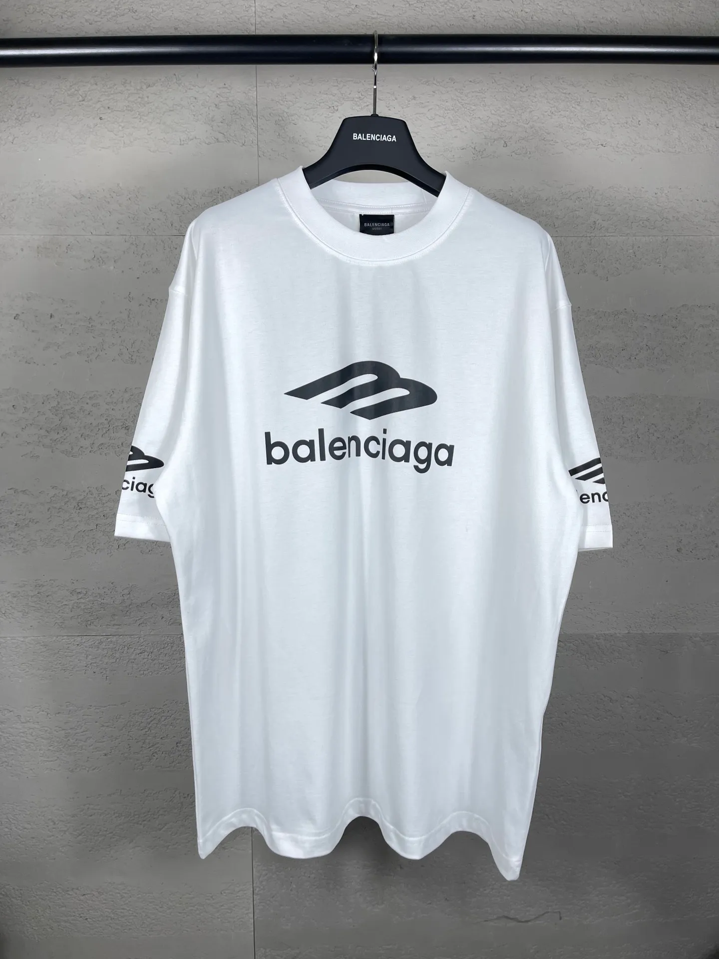 🅿️180 real photos [Top version. Official website quality] BALENCI*GA/Paris BALENCI*GA#2024 latest model, big LOGO icon. Front and back. Left and right printed short-sleeved T-shirts. Brick cabinet synchronization. Genuine products are developed and developed in the first time. Welcome to compare! The fabric is made of Paris ZP custom-woven and dyed 100% cotton double-yarn compact cotton. The weight is 260 grams. The cloth surface is clean. The cloth pattern is clear. It is soft and comfortable. It has good color fastness and is not easy to change color. The threads are woven and dyed with no color difference. The printing uses imported environmentally friendly ♻️ glue, which has a three-dimensional effect and clear lines. There are no rough edges and lines, and the version adopts the OS loose shoulder design. Same style for men and women. Code: BL223317 Color: Dark blue gray. White Size: XS to L