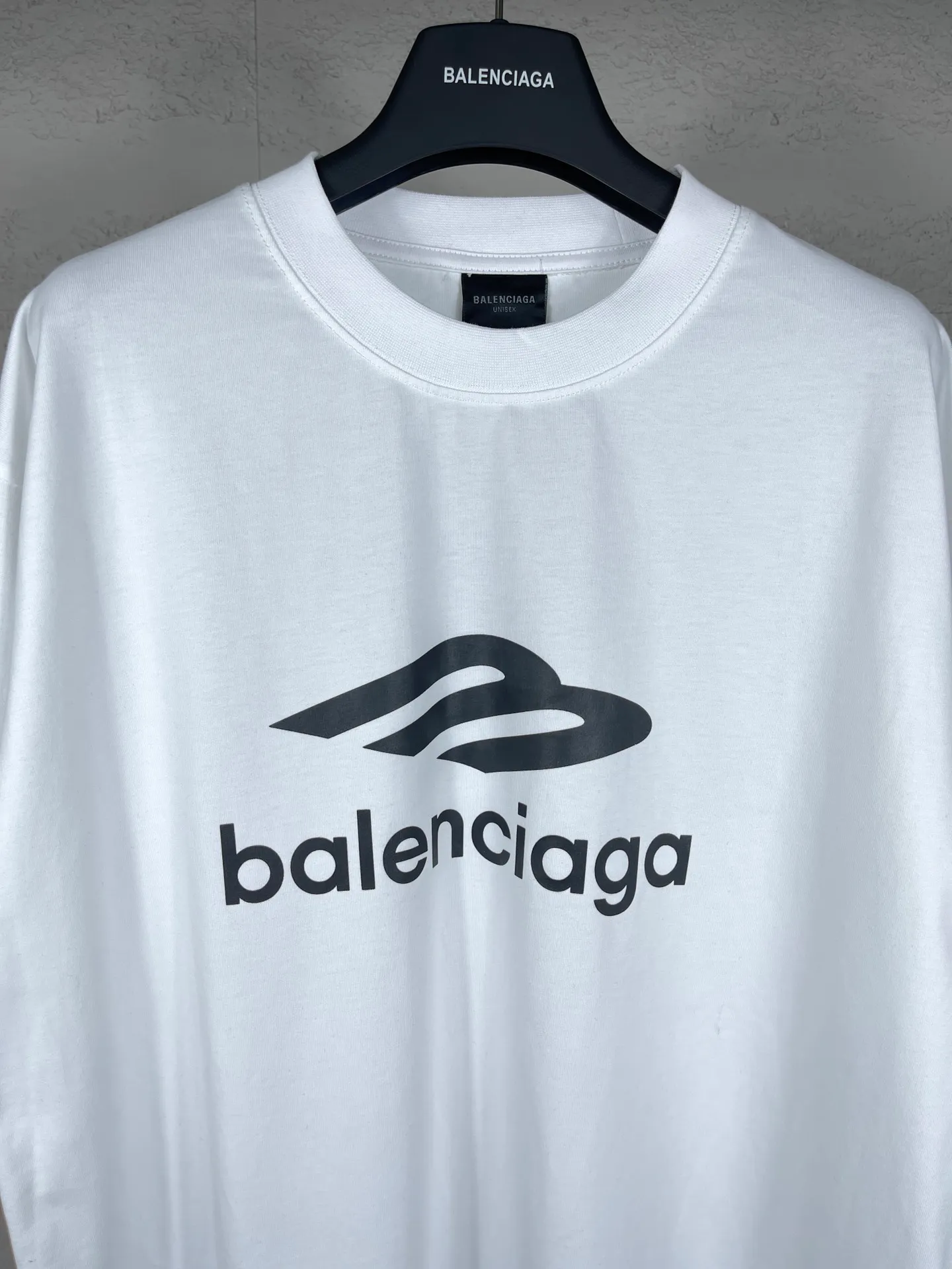 🅿️180 real photos [Top version. Official website quality] BALENCI*GA/Paris BALENCI*GA#2024 latest model, big LOGO icon. Front and back. Left and right printed short-sleeved T-shirts. Brick cabinet synchronization. Genuine products are developed and developed in the first time. Welcome to compare! The fabric is made of Paris ZP custom-woven and dyed 100% cotton double-yarn compact cotton. The weight is 260 grams. The cloth surface is clean. The cloth pattern is clear. It is soft and comfortable. It has good color fastness and is not easy to change color. The threads are woven and dyed with no color difference. The printing uses imported environmentally friendly ♻️ glue, which has a three-dimensional effect and clear lines. There are no rough edges and lines, and the version adopts the OS loose shoulder design. Same style for men and women. Code: BL223317 Color: Dark blue gray. White Size: XS to L