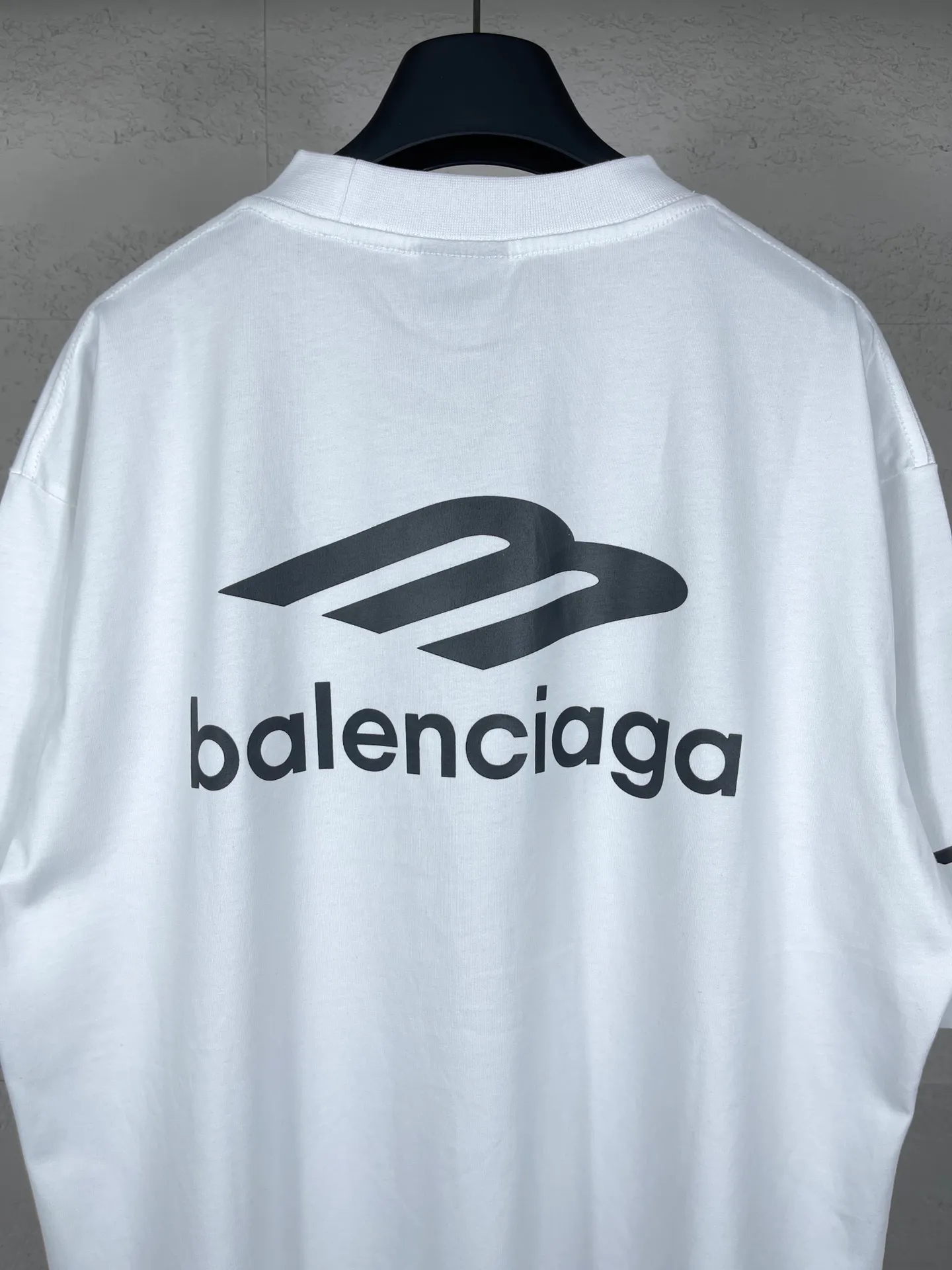 🅿️180 real photos [Top version. Official website quality] BALENCI*GA/Paris BALENCI*GA#2024 latest model, big LOGO icon. Front and back. Left and right printed short-sleeved T-shirts. Brick cabinet synchronization. Genuine products are developed and developed in the first time. Welcome to compare! The fabric is made of Paris ZP custom-woven and dyed 100% cotton double-yarn compact cotton. The weight is 260 grams. The cloth surface is clean. The cloth pattern is clear. It is soft and comfortable. It has good color fastness and is not easy to change color. The threads are woven and dyed with no color difference. The printing uses imported environmentally friendly ♻️ glue, which has a three-dimensional effect and clear lines. There are no rough edges and lines, and the version adopts the OS loose shoulder design. Same style for men and women. Code: BL223317 Color: Dark blue gray. White Size: XS to L