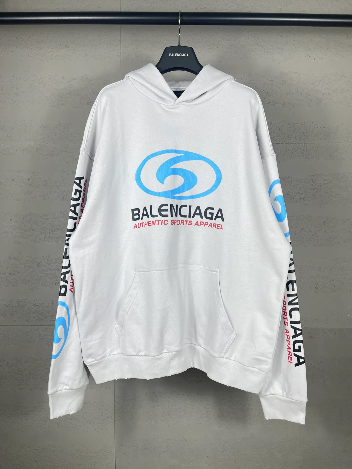 🅿️330 real photos [Top version. Official website quality] BALENCI*GA/Paris. 2024 new style. Paris surf pattern letter printing straight cracks. Ready-to-wear worn and distressed hooded sweatshirt, brick cabinet synchronization. Genuine product developed at the first time, happy to print and compare! The fabric is made of Paris ZP custom-woven and dyed cotton terry sweatshirt. Weighing 460 grams, the cloth surface is clean. The cloth pattern is clear, soft and comfortable. The threads are dyed with no color difference. The classic LOGO is printed using environmentally friendly imported materials with clear pattern letters and a three-dimensional effect. Restored brick cabinet. Ready-made garments are washed, worn and distressed. Different market currency. Welcome to compare. The version adopts OS loose shoulder design. Same style for men and women. Code: BL238931 Color: gray blue, gray white Size: XS S M L
