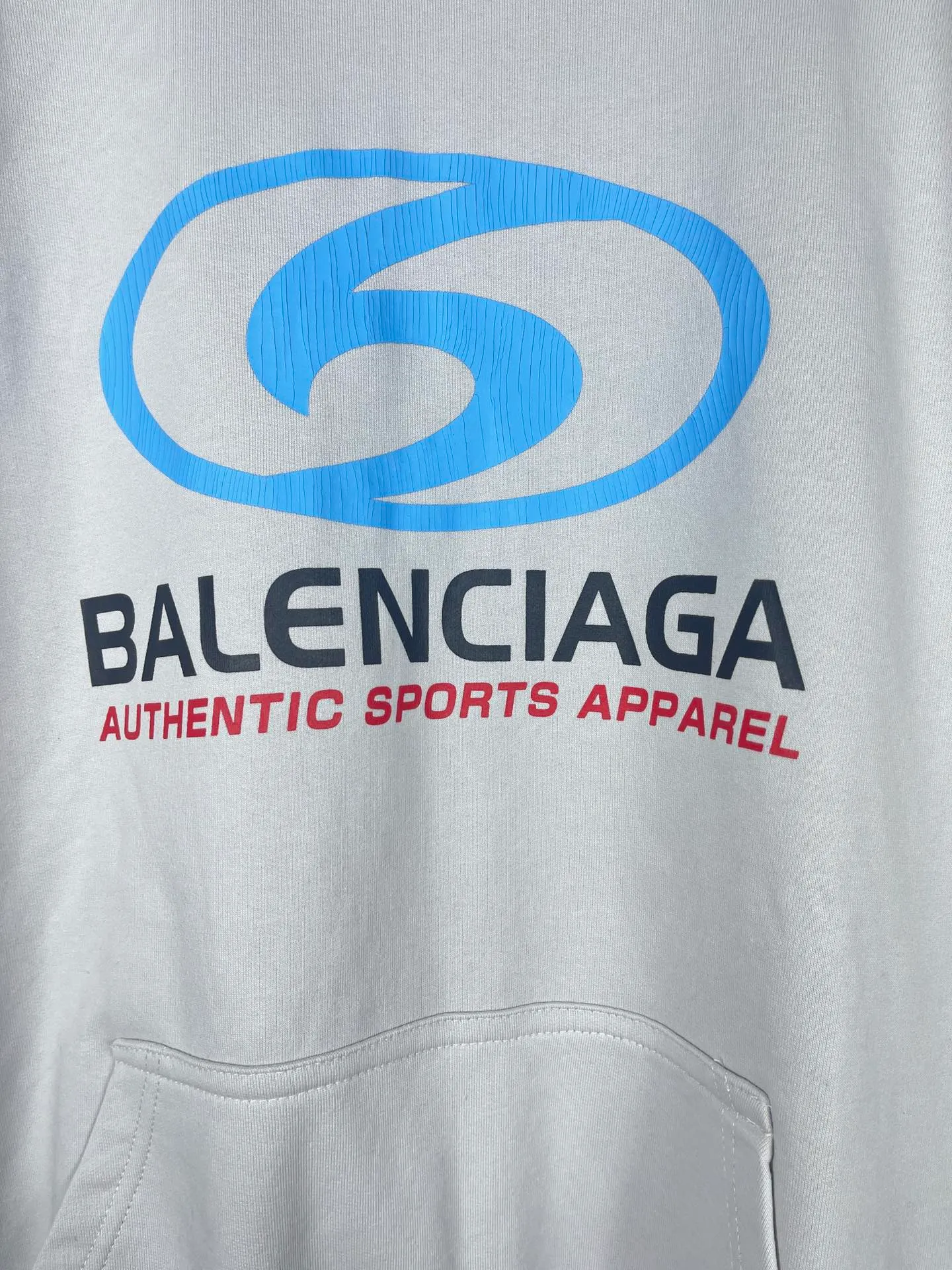 🅿️330 real photos [Top version. Official website quality] BALENCI*GA/Paris. 2024 new style. Paris surf pattern letter printing straight cracks. Ready-to-wear worn and distressed hooded sweatshirt, brick cabinet synchronization. Genuine product developed at the first time, happy to print and compare! The fabric is made of Paris ZP custom-woven and dyed cotton terry sweatshirt. Weighing 460 grams, the cloth surface is clean. The cloth pattern is clear, soft and comfortable. The threads are dyed with no color difference. The classic LOGO is printed using environmentally friendly imported materials with clear pattern letters and a three-dimensional effect. Restored brick cabinet. Ready-made garments are washed, worn and distressed. Different market currency. Welcome to compare. The version adopts OS loose shoulder design. Same style for men and women. Code: BL238931 Color: gray blue, gray white Size: XS S M L