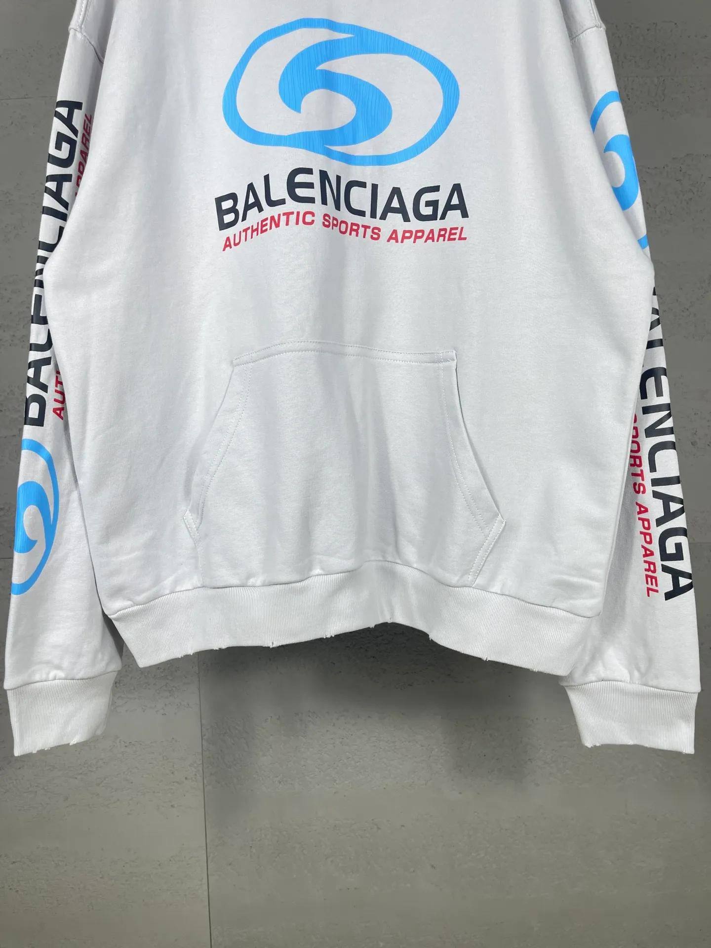🅿️330 real photos [Top version. Official website quality] BALENCI*GA/Paris. 2024 new style. Paris surf pattern letter printing straight cracks. Ready-to-wear worn and distressed hooded sweatshirt, brick cabinet synchronization. Genuine product developed at the first time, happy to print and compare! The fabric is made of Paris ZP custom-woven and dyed cotton terry sweatshirt. Weighing 460 grams, the cloth surface is clean. The cloth pattern is clear, soft and comfortable. The threads are dyed with no color difference. The classic LOGO is printed using environmentally friendly imported materials with clear pattern letters and a three-dimensional effect. Restored brick cabinet. Ready-made garments are washed, worn and distressed. Different market currency. Welcome to compare. The version adopts OS loose shoulder design. Same style for men and women. Code: BL238931 Color: gray blue, gray white Size: XS S M L