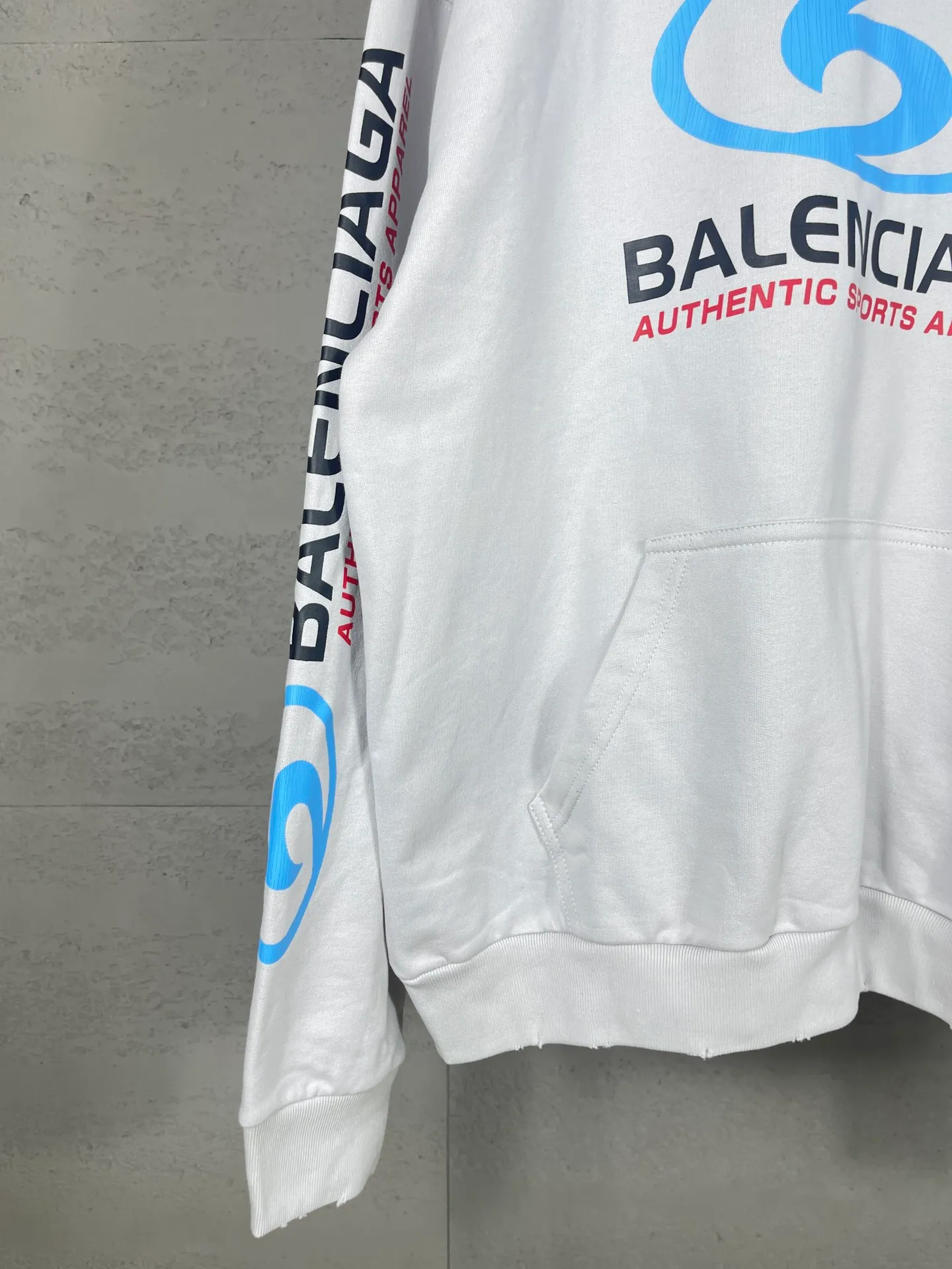 🅿️330 real photos [Top version. Official website quality] BALENCI*GA/Paris. 2024 new style. Paris surf pattern letter printing straight cracks. Ready-to-wear worn and distressed hooded sweatshirt, brick cabinet synchronization. Genuine product developed at the first time, happy to print and compare! The fabric is made of Paris ZP custom-woven and dyed cotton terry sweatshirt. Weighing 460 grams, the cloth surface is clean. The cloth pattern is clear, soft and comfortable. The threads are dyed with no color difference. The classic LOGO is printed using environmentally friendly imported materials with clear pattern letters and a three-dimensional effect. Restored brick cabinet. Ready-made garments are washed, worn and distressed. Different market currency. Welcome to compare. The version adopts OS loose shoulder design. Same style for men and women. Code: BL238931 Color: gray blue, gray white Size: XS S M L