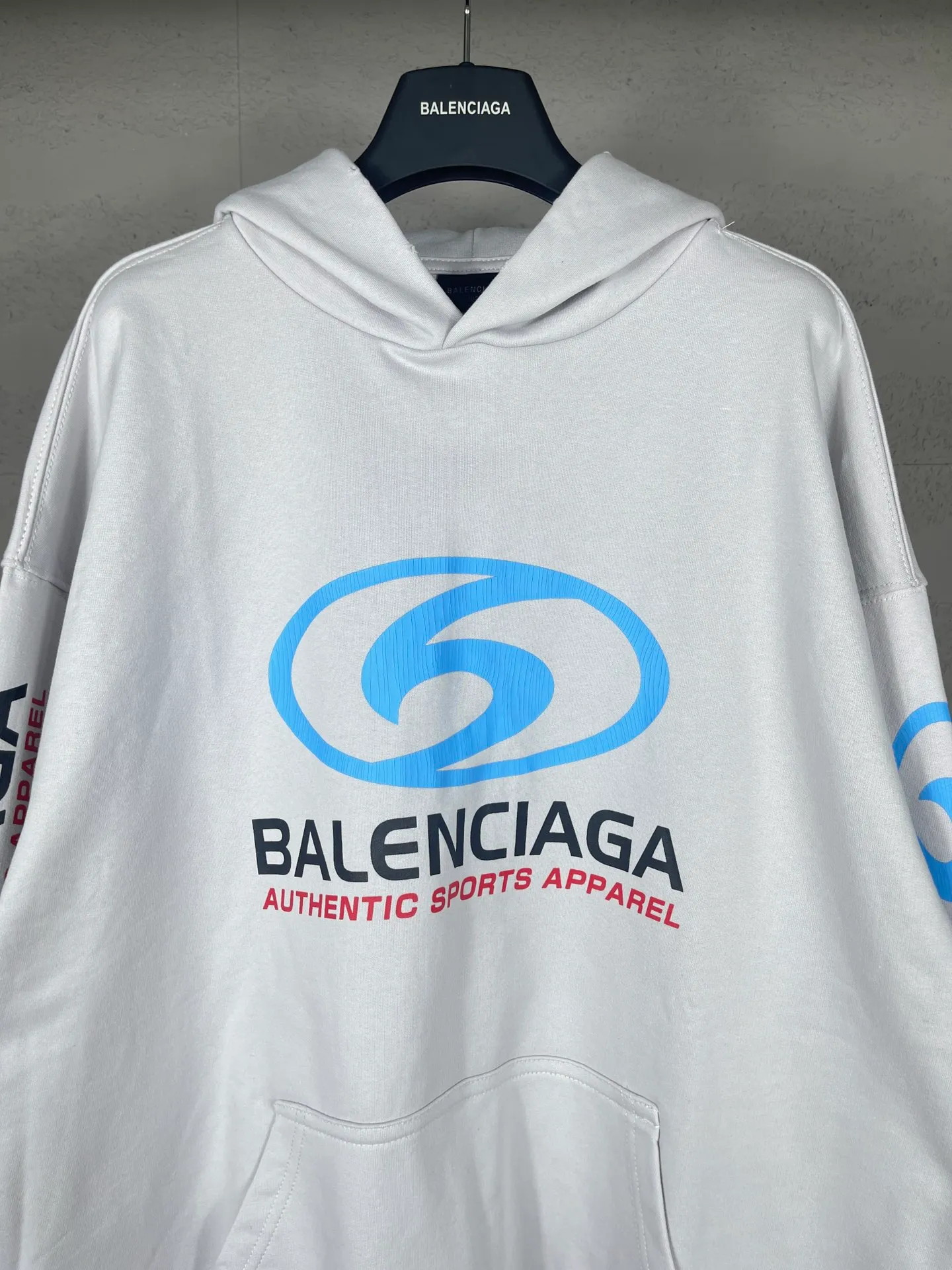 🅿️330 real photos [Top version. Official website quality] BALENCI*GA/Paris. 2024 new style. Paris surf pattern letter printing straight cracks. Ready-to-wear worn and distressed hooded sweatshirt, brick cabinet synchronization. Genuine product developed at the first time, happy to print and compare! The fabric is made of Paris ZP custom-woven and dyed cotton terry sweatshirt. Weighing 460 grams, the cloth surface is clean. The cloth pattern is clear, soft and comfortable. The threads are dyed with no color difference. The classic LOGO is printed using environmentally friendly imported materials with clear pattern letters and a three-dimensional effect. Restored brick cabinet. Ready-made garments are washed, worn and distressed. Different market currency. Welcome to compare. The version adopts OS loose shoulder design. Same style for men and women. Code: BL238931 Color: gray blue, gray white Size: XS S M L