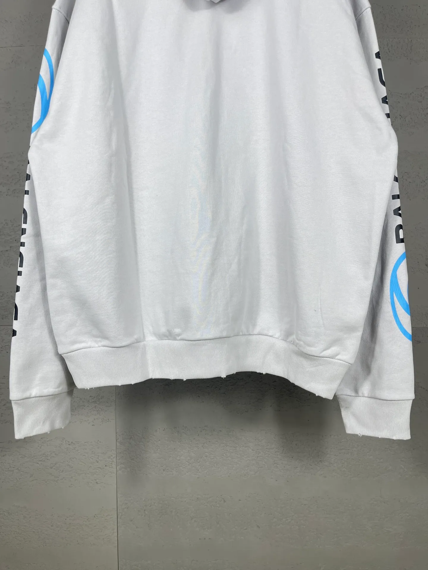 🅿️330 real photos [Top version. Official website quality] BALENCI*GA/Paris. 2024 new style. Paris surf pattern letter printing straight cracks. Ready-to-wear worn and distressed hooded sweatshirt, brick cabinet synchronization. Genuine product developed at the first time, happy to print and compare! The fabric is made of Paris ZP custom-woven and dyed cotton terry sweatshirt. Weighing 460 grams, the cloth surface is clean. The cloth pattern is clear, soft and comfortable. The threads are dyed with no color difference. The classic LOGO is printed using environmentally friendly imported materials with clear pattern letters and a three-dimensional effect. Restored brick cabinet. Ready-made garments are washed, worn and distressed. Different market currency. Welcome to compare. The version adopts OS loose shoulder design. Same style for men and women. Code: BL238931 Color: gray blue, gray white Size: XS S M L