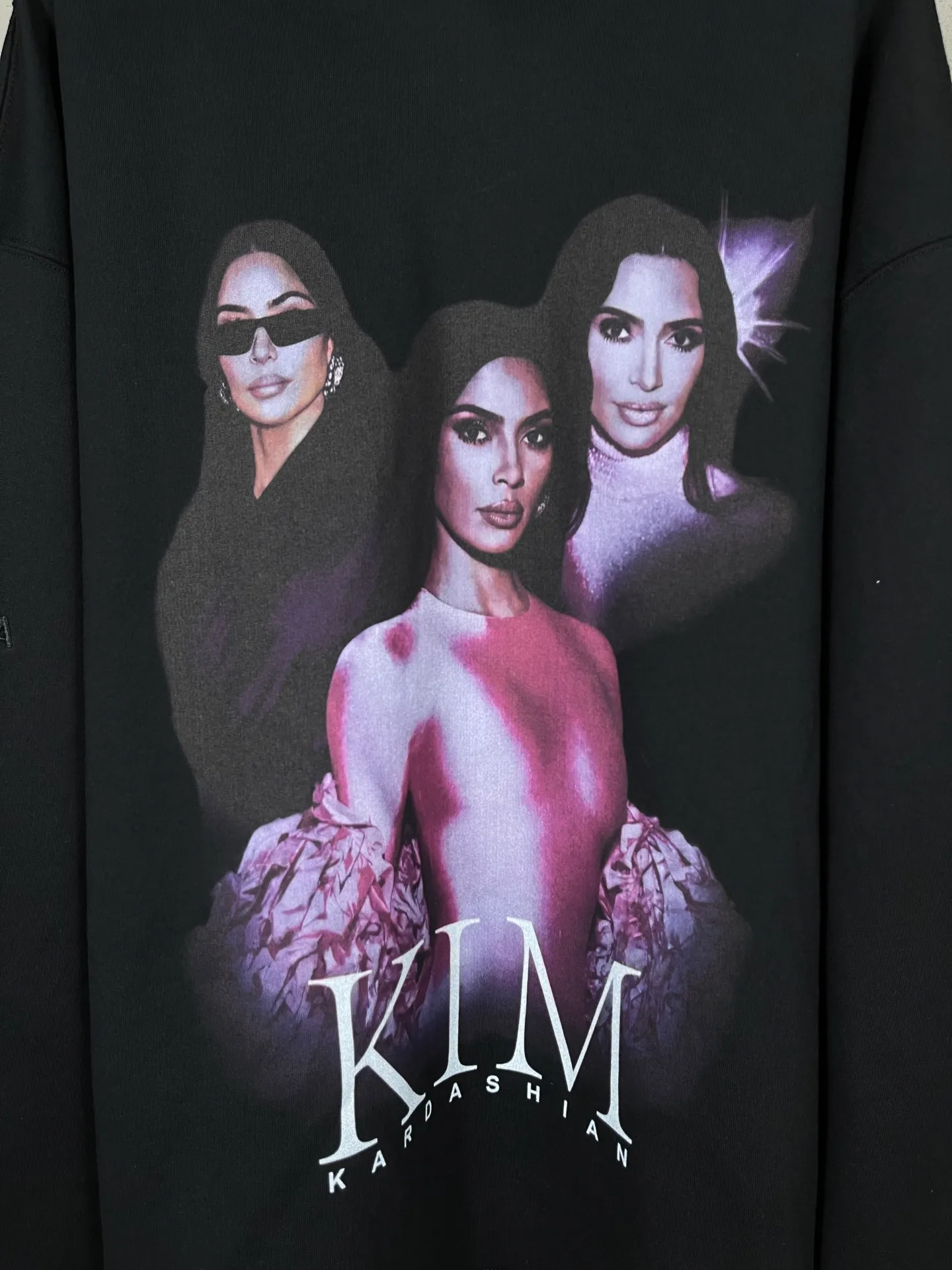 🅿️340 real shots [Top version. Official website quality] BALENCI*GA/25 new model. The front is directly printed with Kardashian's portrait art work, the back is printed with artistic signature, and the right sleeve is embroidered with English frayed distressed hooded sweatshirt, the latest SS25 autumn and winter style. Research and development at the first time, different market currencies. Comparisons welcome. The fabric is made of Paris ZP custom-woven and dyed cotton sweatshirt, with a weight of 460 grams. The cloth surface is clean. The cloth pattern is clear, soft and comfortable. Printing adopts computer direct printing. The garments are washed and worn to make them look old. Jubie market currency. Welcome to compare. The version adopts OS loose shoulder design. Same style for men and women. Code: BL259937 Color: Black Size: XS S M L