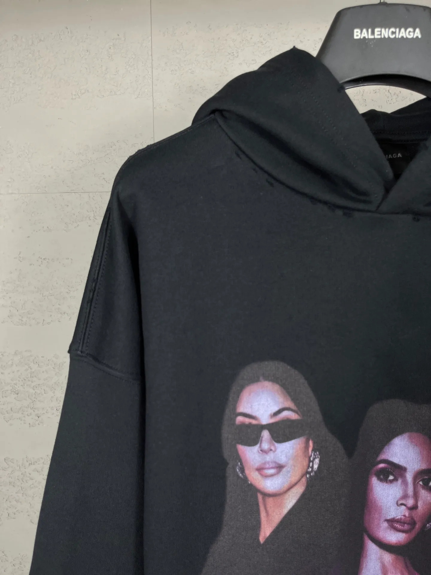 🅿️340 real shots [Top version. Official website quality] BALENCI*GA/25 new model. The front is directly printed with Kardashian's portrait art work, the back is printed with artistic signature, and the right sleeve is embroidered with English frayed distressed hooded sweatshirt, the latest SS25 autumn and winter style. Research and development at the first time, different market currencies. Comparisons welcome. The fabric is made of Paris ZP custom-woven and dyed cotton sweatshirt, with a weight of 460 grams. The cloth surface is clean. The cloth pattern is clear, soft and comfortable. Printing adopts computer direct printing. The garments are washed and worn to make them look old. Jubie market currency. Welcome to compare. The version adopts OS loose shoulder design. Same style for men and women. Code: BL259937 Color: Black Size: XS S M L