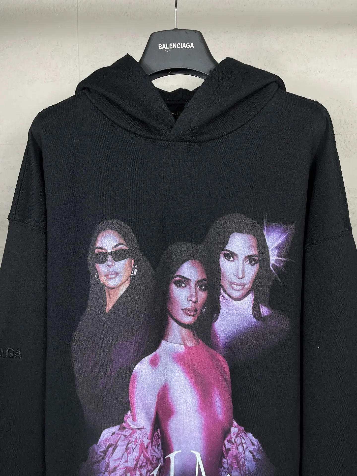 🅿️340 real shots [Top version. Official website quality] BALENCI*GA/25 new model. The front is directly printed with Kardashian's portrait art work, the back is printed with artistic signature, and the right sleeve is embroidered with English frayed distressed hooded sweatshirt, the latest SS25 autumn and winter style. Research and development at the first time, different market currencies. Comparisons welcome. The fabric is made of Paris ZP custom-woven and dyed cotton sweatshirt, with a weight of 460 grams. The cloth surface is clean. The cloth pattern is clear, soft and comfortable. Printing adopts computer direct printing. The garments are washed and worn to make them look old. Jubie market currency. Welcome to compare. The version adopts OS loose shoulder design. Same style for men and women. Code: BL259937 Color: Black Size: XS S M L