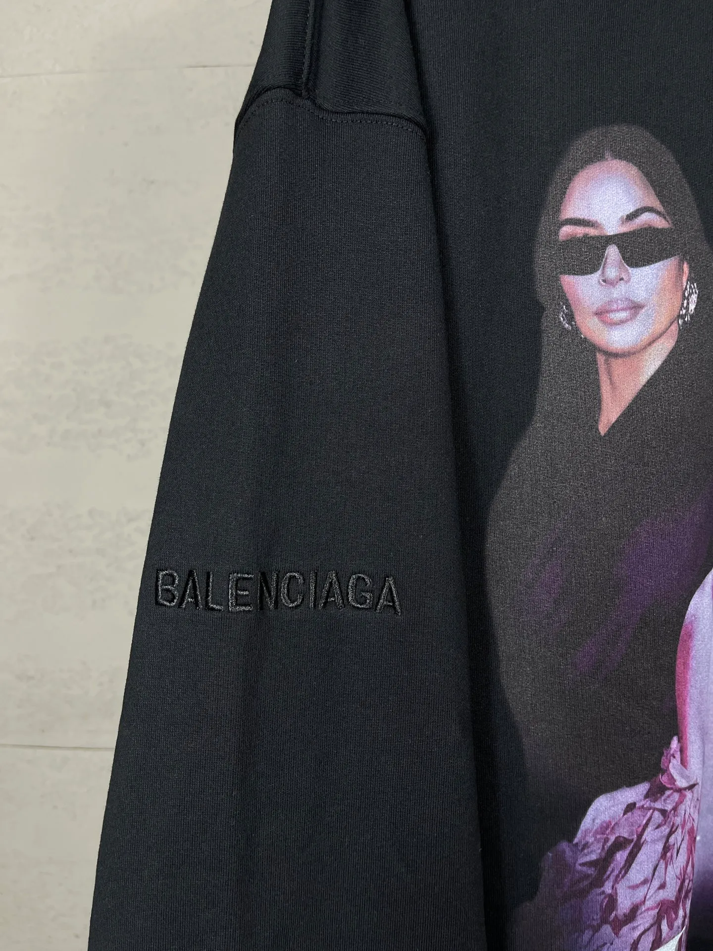 🅿️340 real shots [Top version. Official website quality] BALENCI*GA/25 new model. The front is directly printed with Kardashian's portrait art work, the back is printed with artistic signature, and the right sleeve is embroidered with English frayed distressed hooded sweatshirt, the latest SS25 autumn and winter style. Research and development at the first time, different market currencies. Comparisons welcome. The fabric is made of Paris ZP custom-woven and dyed cotton sweatshirt, with a weight of 460 grams. The cloth surface is clean. The cloth pattern is clear, soft and comfortable. Printing adopts computer direct printing. The garments are washed and worn to make them look old. Jubie market currency. Welcome to compare. The version adopts OS loose shoulder design. Same style for men and women. Code: BL259937 Color: Black Size: XS S M L