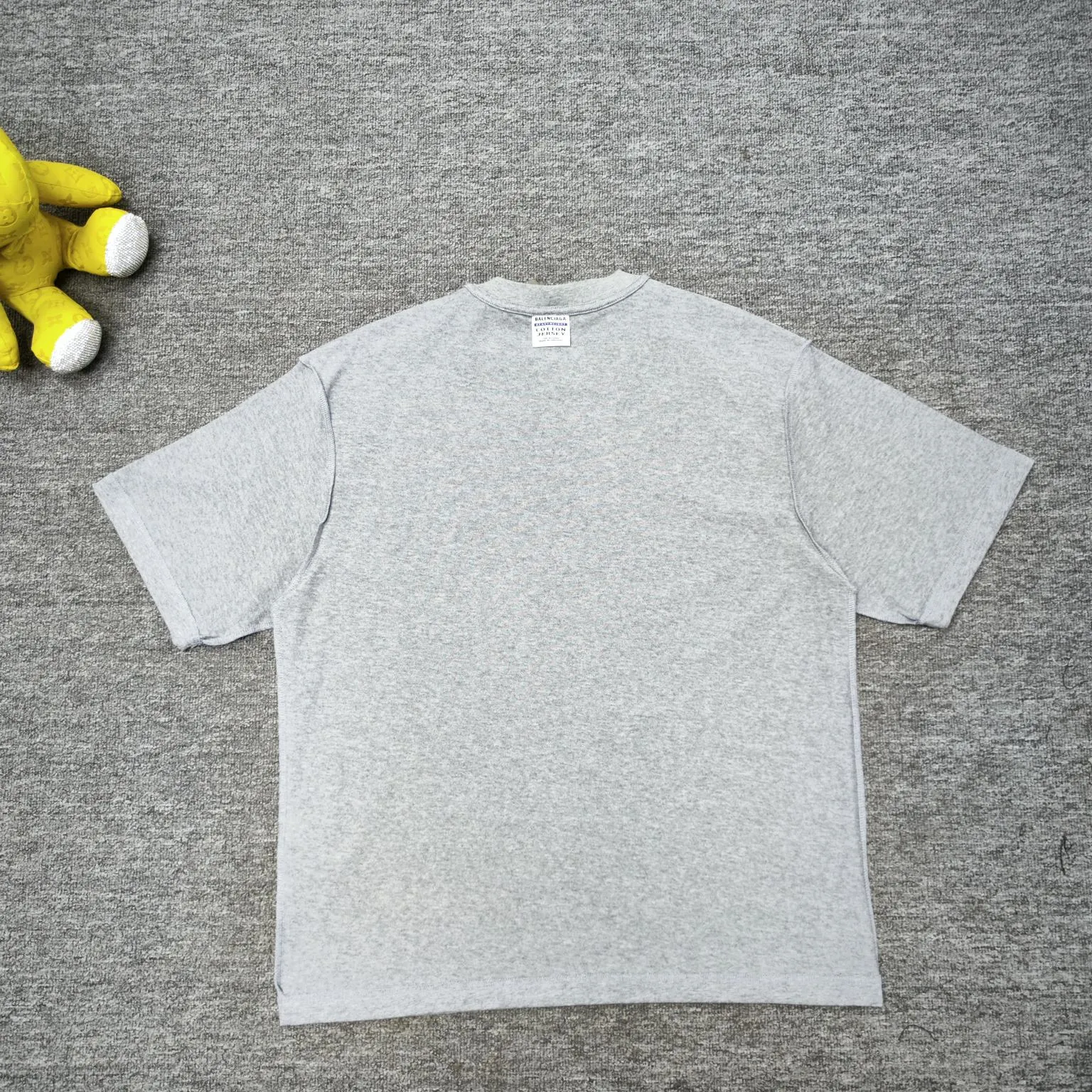 Top tested version BALENCIAGA/Balenciaga 2024 SS latest ebay co-signed embroidered short-sleeved T-shirt ✅No.1 quality in this market Real ceiling quality ✅All original development attention to detail pictures to avoid stolen pictures merchants mix ✅Correct 260g custom-woven and dyed double yarn fabric Soft, breathable and comfortable ✅Imported Tajima embroidery machine 150,000 needle embroidery, full effect, three-dimensional and clear ✅Attention! The letter embroidery on the chest is hand-made and worn. The back of the garment is sewn with the car logo on the back collar. The original version is the same. The details are full and fixed-dyed threads. No color difference. No deformation. Overweight craftsmanship. Different market currencies. Here I will explain why mine is a little more expensive than others. 1. It seems to be a simple printing or embroidery. In fact, it is not simple at all. 10000% imported machine restoration. Not just lip service. Welcome to compare with peers. 2. Each model is produced by the company. The detailed workmanship and fabrics are consistent with the original product. Guaranteed no color difference from the counter. Reproduction is not scary. Whoever fakes it will be embarrassed. It’s not shameful to make a replica, it’s shameful if you can’t buy the correct version if you make a replica. 3. Note that the threaded collars are all original collars of certain countries and regions, with high wrapping. The width of the neckline and cabinets are accurate to the millimeter. Thick necklines are not easy to deform. The collars of high-end products are all restored cabinets. They are different from the big collars in the world. Ordinary garbage short-sleeves are printed with a print. The clavicle of the upper body is exposed. Please be patient. Customers who have bought genuine products or have seen genuine products will come back to place orders again. This is quality. This is quality. 4. Different styles of washed wheat main wheat, including imported wheat, have different colors and codes. Really restore the counter. As we all know, Balenciaga has different English or different colors on the collar labels of each quarter. This distinguishes the fast food products with the same common main wheat washed wheat. 5. Pay attention to the workmanship. The stitching at the neckline has no folds, smooth and natural without overlapping lines, and truly restores this. This is something that many people cannot do. 6. The fabric is made of 260g Paris-specific double yarn. No one can make better fabrics than my family. There's really no way to compare it with the ordinary version on the market. Respect it. It's genuine and costs thousands of dollars. Don't buy street stalls. Quality 7. The workmanship is fully restored. The packaging is fully restored. The cost is huge. 8. I guarantee here that this is the highest quality you can find. Size: XS-S-M-L P:260