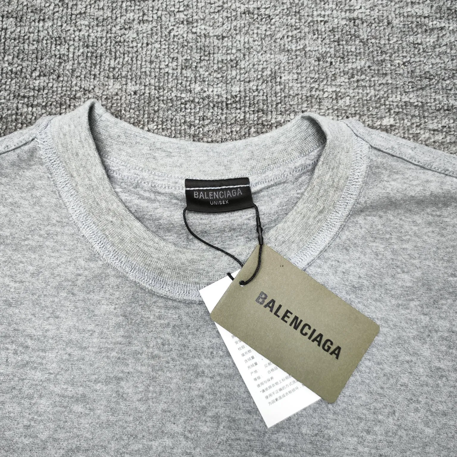 Top tested version BALENCIAGA/Balenciaga 2024 SS latest ebay co-signed embroidered short-sleeved T-shirt ✅No.1 quality in this market Real ceiling quality ✅All original development attention to detail pictures to avoid stolen pictures merchants mix ✅Correct 260g custom-woven and dyed double yarn fabric Soft, breathable and comfortable ✅Imported Tajima embroidery machine 150,000 needle embroidery, full effect, three-dimensional and clear ✅Attention! The letter embroidery on the chest is hand-made and worn. The back of the garment is sewn with the car logo on the back collar. The original version is the same. The details are full and fixed-dyed threads. No color difference. No deformation. Overweight craftsmanship. Different market currencies. Here I will explain why mine is a little more expensive than others. 1. It seems to be a simple printing or embroidery. In fact, it is not simple at all. 10000% imported machine restoration. Not just lip service. Welcome to compare with peers. 2. Each model is produced by the company. The detailed workmanship and fabrics are consistent with the original product. Guaranteed no color difference from the counter. Reproduction is not scary. Whoever fakes it will be embarrassed. It’s not shameful to make a replica, it’s shameful if you can’t buy the correct version if you make a replica. 3. Note that the threaded collars are all original collars of certain countries and regions, with high wrapping. The width of the neckline and cabinets are accurate to the millimeter. Thick necklines are not easy to deform. The collars of high-end products are all restored cabinets. They are different from the big collars in the world. Ordinary garbage short-sleeves are printed with a print. The clavicle of the upper body is exposed. Please be patient. Customers who have bought genuine products or have seen genuine products will come back to place orders again. This is quality. This is quality. 4. Different styles of washed wheat main wheat, including imported wheat, have different colors and codes. Really restore the counter. As we all know, Balenciaga has different English or different colors on the collar labels of each quarter. This distinguishes the fast food products with the same common main wheat washed wheat. 5. Pay attention to the workmanship. The stitching at the neckline has no folds, smooth and natural without overlapping lines, and truly restores this. This is something that many people cannot do. 6. The fabric is made of 260g Paris-specific double yarn. No one can make better fabrics than my family. There's really no way to compare it with the ordinary version on the market. Respect it. It's genuine and costs thousands of dollars. Don't buy street stalls. Quality 7. The workmanship is fully restored. The packaging is fully restored. The cost is huge. 8. I guarantee here that this is the highest quality you can find. Size: XS-S-M-L P:260