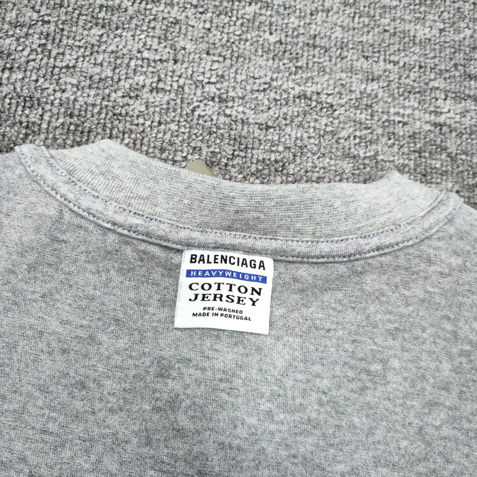 Top tested version BALENCIAGA/Balenciaga 2024 SS latest ebay co-signed embroidered short-sleeved T-shirt ✅No.1 quality in this market Real ceiling quality ✅All original development attention to detail pictures to avoid stolen pictures merchants mix ✅Correct 260g custom-woven and dyed double yarn fabric Soft, breathable and comfortable ✅Imported Tajima embroidery machine 150,000 needle embroidery, full effect, three-dimensional and clear ✅Attention! The letter embroidery on the chest is hand-made and worn. The back of the garment is sewn with the car logo on the back collar. The original version is the same. The details are full and fixed-dyed threads. No color difference. No deformation. Overweight craftsmanship. Different market currencies. Here I will explain why mine is a little more expensive than others. 1. It seems to be a simple printing or embroidery. In fact, it is not simple at all. 10000% imported machine restoration. Not just lip service. Welcome to compare with peers. 2. Each model is produced by the company. The detailed workmanship and fabrics are consistent with the original product. Guaranteed no color difference from the counter. Reproduction is not scary. Whoever fakes it will be embarrassed. It’s not shameful to make a replica, it’s shameful if you can’t buy the correct version if you make a replica. 3. Note that the threaded collars are all original collars of certain countries and regions, with high wrapping. The width of the neckline and cabinets are accurate to the millimeter. Thick necklines are not easy to deform. The collars of high-end products are all restored cabinets. They are different from the big collars in the world. Ordinary garbage short-sleeves are printed with a print. The clavicle of the upper body is exposed. Please be patient. Customers who have bought genuine products or have seen genuine products will come back to place orders again. This is quality. This is quality. 4. Different styles of washed wheat main wheat, including imported wheat, have different colors and codes. Really restore the counter. As we all know, Balenciaga has different English or different colors on the collar labels of each quarter. This distinguishes the fast food products with the same common main wheat washed wheat. 5. Pay attention to the workmanship. The stitching at the neckline has no folds, smooth and natural without overlapping lines, and truly restores this. This is something that many people cannot do. 6. The fabric is made of 260g Paris-specific double yarn. No one can make better fabrics than my family. There's really no way to compare it with the ordinary version on the market. Respect it. It's genuine and costs thousands of dollars. Don't buy street stalls. Quality 7. The workmanship is fully restored. The packaging is fully restored. The cost is huge. 8. I guarantee here that this is the highest quality you can find. Size: XS-S-M-L P:260