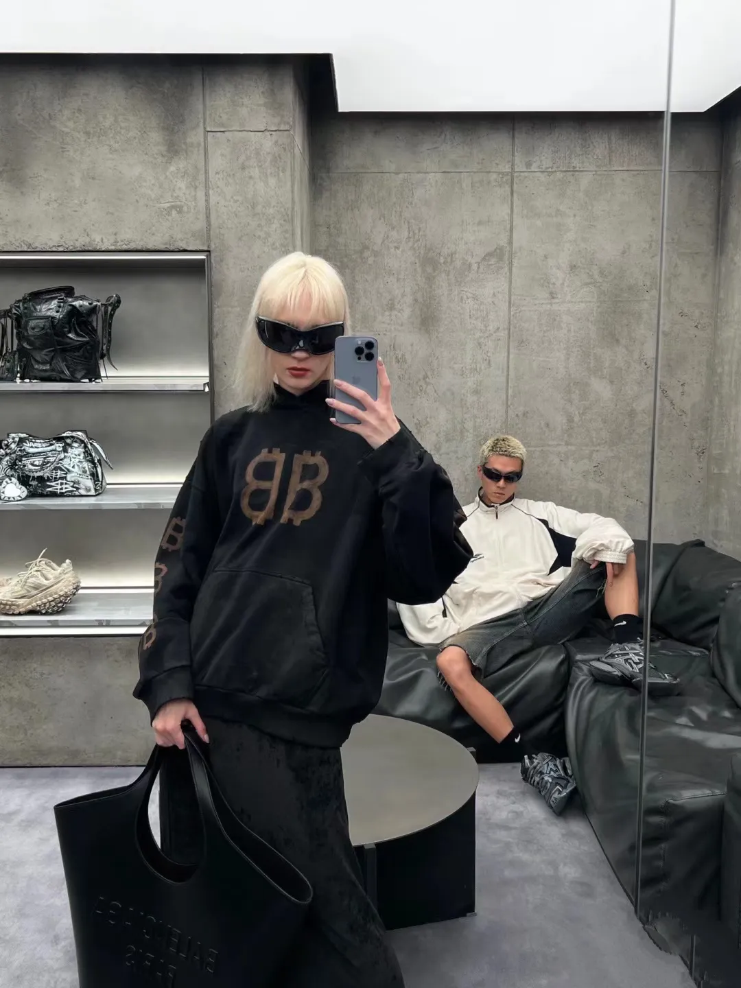 ♻️💯Upper body reference model picture❤️ Top tested version🌟23ss autumn new BALENCIAGA Bitcoin front and rear arms BB printed loose hooded sweatshirt unisex terry hoodie Balenciaga is really cheating this year! Another hot item🔥 Today I really bring you a high-quality and cost-effective sweatshirt, 420g heavyweight pure cotton terry fabric! Ingredients carefully used! The hats are all sewn together in large pieces, which consumes a lot of fabric! The printing on the front, back, left and right uses imported environmentally friendly ♻️ screen printing! Brush it on bit by bit manually! It’s so strong that it won’t be washed off for a long time! Not cracked! Large foreign trade factory with fine workmanship! Every process is strictly subject to strict requirements! The wiring is neat. Excipients are complete with three standards! They are all top-notch customized accessories! This Balenciaga upper body is the king! It has a retro flavor without losing high-end taste! It brings a different visual experience to people. Whether you are a student or working and traveling, or your body proportions are not perfect, it can cover you in a coordinated way. If you like it, hurry up and get one! Looking forward to your driving 💗 Ready stock available in seconds Color: black XS——L P:450