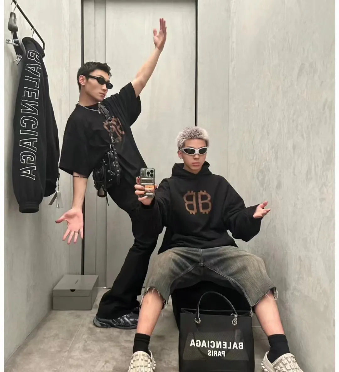 ♻️💯Upper body reference model picture❤️ Top tested version🌟23ss autumn new BALENCIAGA Bitcoin front and rear arms BB printed loose hooded sweatshirt unisex terry hoodie Balenciaga is really cheating this year! Another hot item🔥 Today I really bring you a high-quality and cost-effective sweatshirt, 420g heavyweight pure cotton terry fabric! Ingredients carefully used! The hats are all sewn together in large pieces, which consumes a lot of fabric! The printing on the front, back, left and right uses imported environmentally friendly ♻️ screen printing! Brush it on bit by bit manually! It’s so strong that it won’t be washed off for a long time! Not cracked! Large foreign trade factory with fine workmanship! Every process is strictly subject to strict requirements! The wiring is neat. Excipients are complete with three standards! They are all top-notch customized accessories! This Balenciaga upper body is the king! It has a retro flavor without losing high-end taste! It brings a different visual experience to people. Whether you are a student or working and traveling, or your body proportions are not perfect, it can cover you in a coordinated way. If you like it, hurry up and get one! Looking forward to your driving 💗 Ready stock available in seconds Color: black XS——L P:450