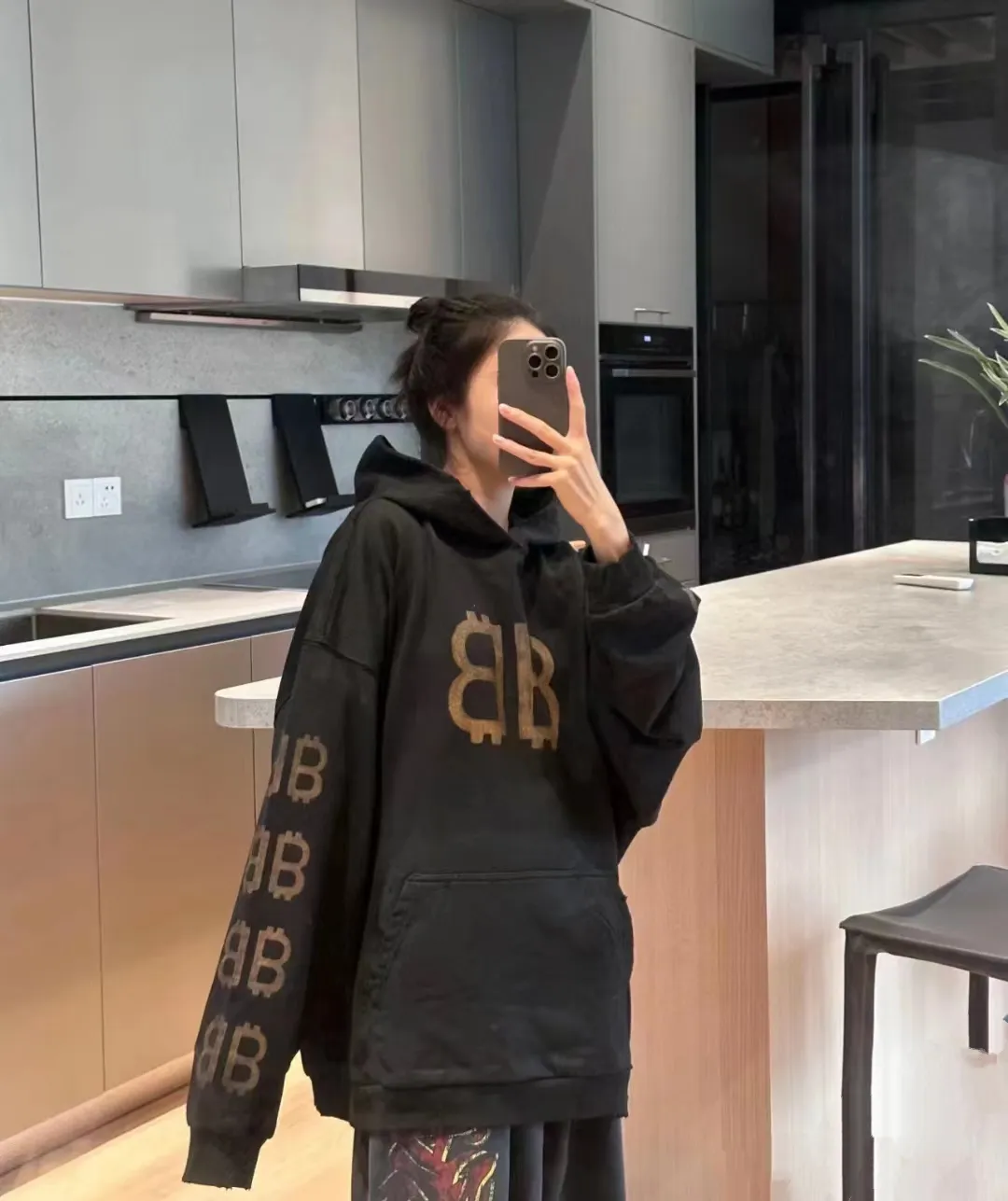 ♻️💯Upper body reference model picture❤️ Top tested version🌟23ss autumn new BALENCIAGA Bitcoin front and rear arms BB printed loose hooded sweatshirt unisex terry hoodie Balenciaga is really cheating this year! Another hot item🔥 Today I really bring you a high-quality and cost-effective sweatshirt, 420g heavyweight pure cotton terry fabric! Ingredients carefully used! The hats are all sewn together in large pieces, which consumes a lot of fabric! The printing on the front, back, left and right uses imported environmentally friendly ♻️ screen printing! Brush it on bit by bit manually! It’s so strong that it won’t be washed off for a long time! Not cracked! Large foreign trade factory with fine workmanship! Every process is strictly subject to strict requirements! The wiring is neat. Excipients are complete with three standards! They are all top-notch customized accessories! This Balenciaga upper body is the king! It has a retro flavor without losing high-end taste! It brings a different visual experience to people. Whether you are a student or working and traveling, or your body proportions are not perfect, it can cover you in a coordinated way. If you like it, hurry up and get one! Looking forward to your driving 💗 Ready stock available in seconds Color: black XS——L P:450