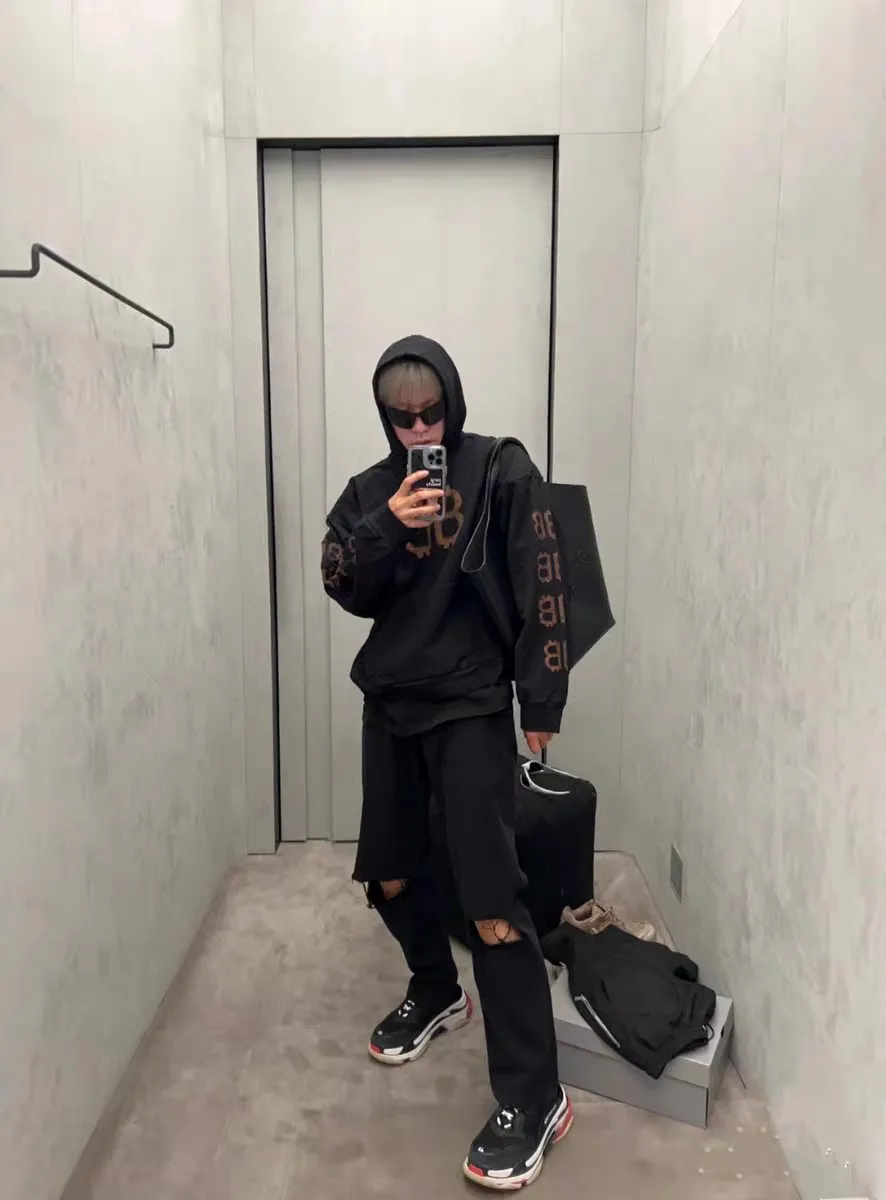 ♻️💯Upper body reference model picture❤️ Top tested version🌟23ss autumn new BALENCIAGA Bitcoin front and rear arms BB printed loose hooded sweatshirt unisex terry hoodie Balenciaga is really cheating this year! Another hot item🔥 Today I really bring you a high-quality and cost-effective sweatshirt, 420g heavyweight pure cotton terry fabric! Ingredients carefully used! The hats are all sewn together in large pieces, which consumes a lot of fabric! The printing on the front, back, left and right uses imported environmentally friendly ♻️ screen printing! Brush it on bit by bit manually! It’s so strong that it won’t be washed off for a long time! Not cracked! Large foreign trade factory with fine workmanship! Every process is strictly subject to strict requirements! The wiring is neat. Excipients are complete with three standards! They are all top-notch customized accessories! This Balenciaga upper body is the king! It has a retro flavor without losing high-end taste! It brings a different visual experience to people. Whether you are a student or working and traveling, or your body proportions are not perfect, it can cover you in a coordinated way. If you like it, hurry up and get one! Looking forward to your driving 💗 Ready stock available in seconds Color: black XS——L P:450