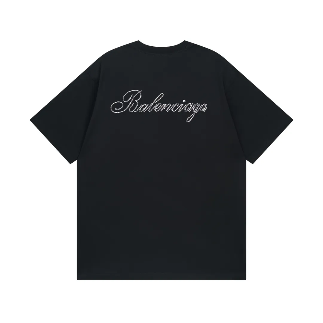 🅿️170 Detailed picture [Top version. Official website quality] BALENCI*GA/Paris BALENCI*GA# new model, classic LOGO hot-drilled short-sleeved T-shirt on the back. Brick cabinet synchronization. The fabric is made of Paris ZP custom-woven and dyed 100% cotton double yarn compact cotton. The weight is 260 grams, the cloth surface is clean. The cloth pattern is clear. Soft and comfortable. The color fastness is good. It is not easy to change color. The threads are woven and dyed with no color difference. The back hot drill uses imported drill, which has good gloss and is not easy to fall off. Jubie market makes goods based on pictures. Comparisons welcome. Restore brick cabinet. The version adopts OS loose shoulder style. Same style for men and women. Code: BL223326 Color: Black Size: XS to L