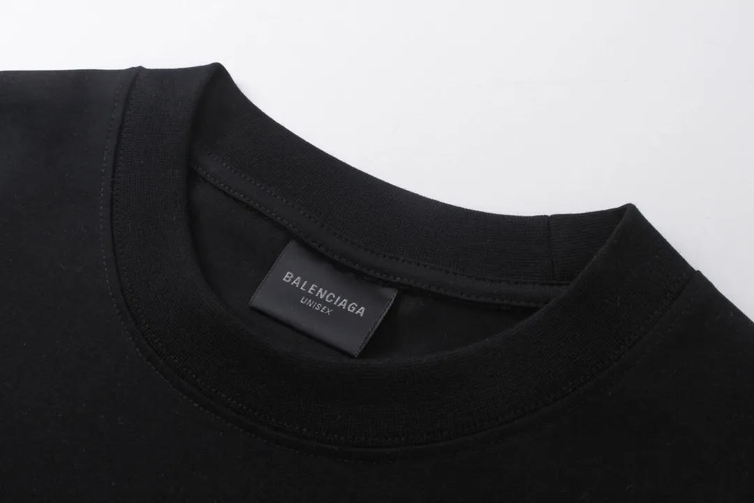 🅿️170 Detailed picture [Top version. Official website quality] BALENCI*GA/Paris BALENCI*GA# new model, classic LOGO hot-drilled short-sleeved T-shirt on the back. Brick cabinet synchronization. The fabric is made of Paris ZP custom-woven and dyed 100% cotton double yarn compact cotton. The weight is 260 grams, the cloth surface is clean. The cloth pattern is clear. Soft and comfortable. The color fastness is good. It is not easy to change color. The threads are woven and dyed with no color difference. The back hot drill uses imported drill, which has good gloss and is not easy to fall off. Jubie market makes goods based on pictures. Comparisons welcome. Restore brick cabinet. The version adopts OS loose shoulder style. Same style for men and women. Code: BL223326 Color: Black Size: XS to L