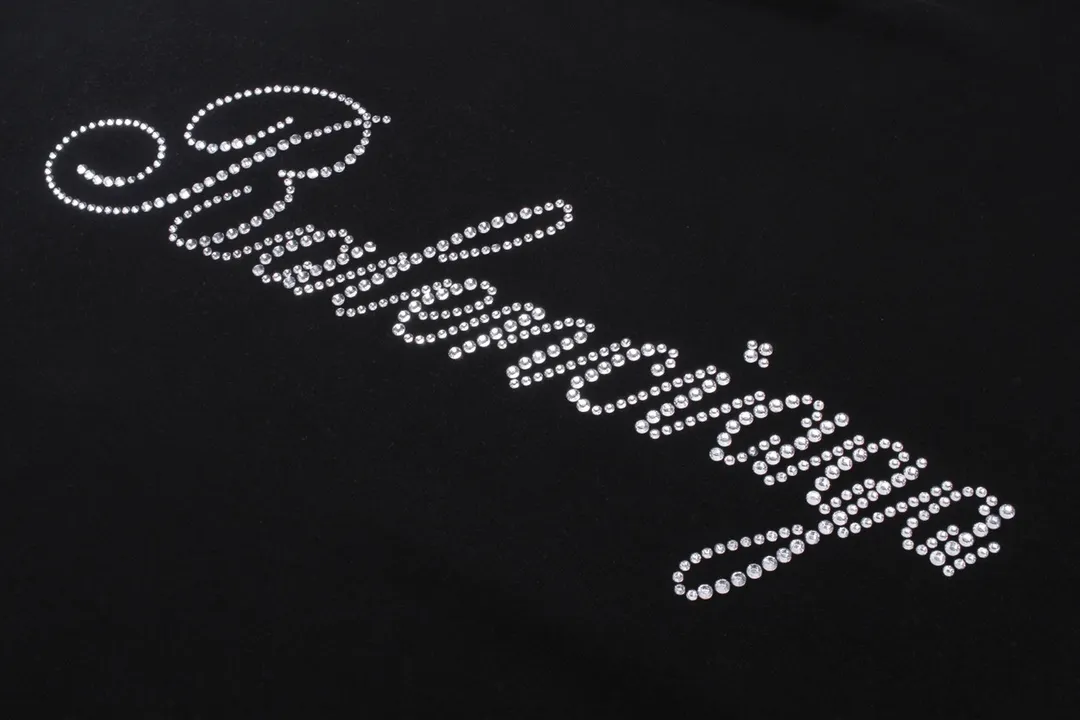 🅿️170 Detailed picture [Top version. Official website quality] BALENCI*GA/Paris BALENCI*GA# new model, classic LOGO hot-drilled short-sleeved T-shirt on the back. Brick cabinet synchronization. The fabric is made of Paris ZP custom-woven and dyed 100% cotton double yarn compact cotton. The weight is 260 grams, the cloth surface is clean. The cloth pattern is clear. Soft and comfortable. The color fastness is good. It is not easy to change color. The threads are woven and dyed with no color difference. The back hot drill uses imported drill, which has good gloss and is not easy to fall off. Jubie market makes goods based on pictures. Comparisons welcome. Restore brick cabinet. The version adopts OS loose shoulder style. Same style for men and women. Code: BL223326 Color: Black Size: XS to L