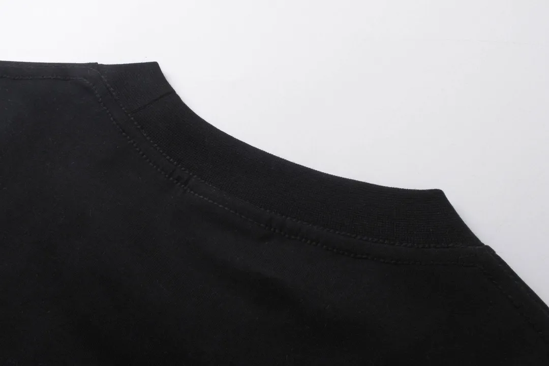 🅿️170 Detailed picture [Top version. Official website quality] BALENCI*GA/Paris BALENCI*GA# new model, classic LOGO hot-drilled short-sleeved T-shirt on the back. Brick cabinet synchronization. The fabric is made of Paris ZP custom-woven and dyed 100% cotton double yarn compact cotton. The weight is 260 grams, the cloth surface is clean. The cloth pattern is clear. Soft and comfortable. The color fastness is good. It is not easy to change color. The threads are woven and dyed with no color difference. The back hot drill uses imported drill, which has good gloss and is not easy to fall off. Jubie market makes goods based on pictures. Comparisons welcome. Restore brick cabinet. The version adopts OS loose shoulder style. Same style for men and women. Code: BL223326 Color: Black Size: XS to L