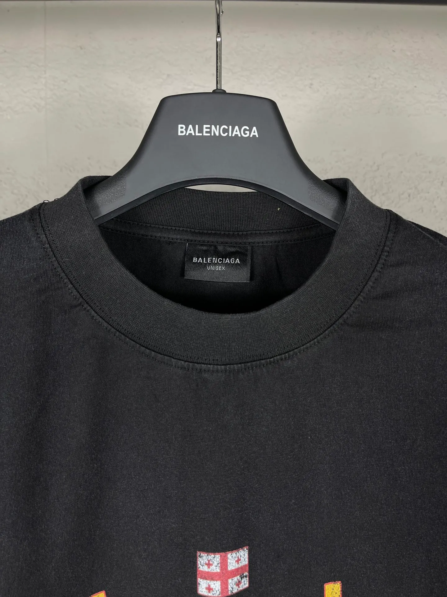 🅿️194 Actual pictures [Top version. Official website quality] BALENCI*GA/Paris.SS25 latest model Georgian Tbilisi white ink direct-jet printing washed and worn short-sleeved T-shirt. Ready-made clothes washed and worn. Brick cabinets are synchronized. Genuine products are developed at the first time. The fabric is made of Paris ZP custom-woven and dyed cotton double yarn. Weighing 260 grams, the cloth surface is clean. The cloth pattern is clear, soft and comfortable. The threads are dyed with no color difference. The printing adopts computer direct printing, and the effect is three-dimensional. The version adopts OS loose shoulder design. Same style for men and women. Code: BL223618 Color: washed black Size: XS S M L