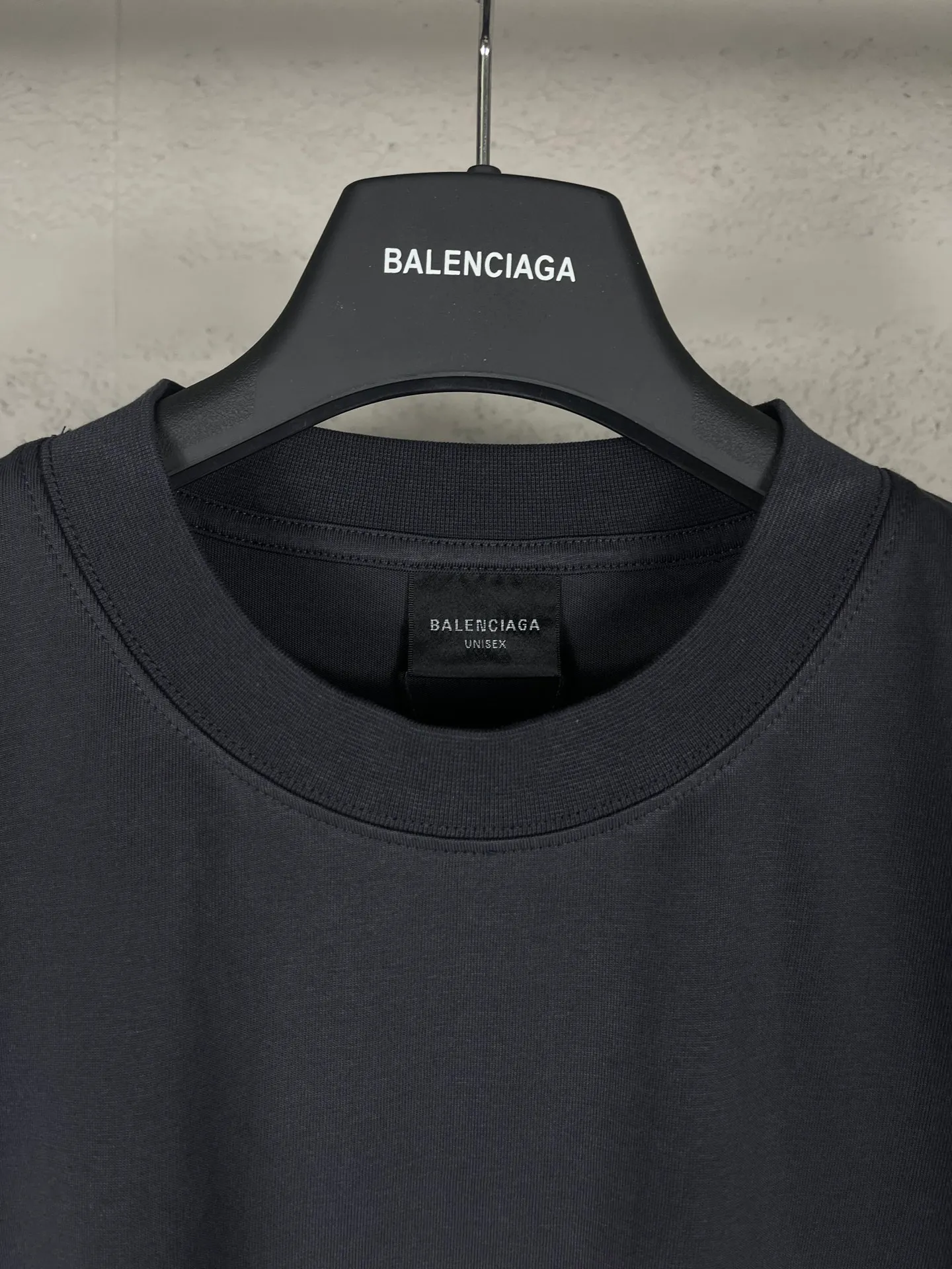 🅿️174 Actual pictures [Top version. Official website quality] BALENCI*GA/Paris.SS25 latest model Crown Wheat multi-stretch printed short-sleeved T-shirt. Brick cabinet synchronization. Genuine development at the first time. The fabric is made of Paris ZP custom-woven and dyed cotton double yarn. Weighing 260 grams, the cloth surface is clean. The cloth pattern is clear, soft and comfortable. The threads are dyed with no color difference. The printing uses imported environmentally friendly glue to crack and distress the effect, and the effect is three-dimensional. The version adopts OS loose shoulder design. Same style for men and women. Code: BL253638 Color: gray blue Size: XS S M L