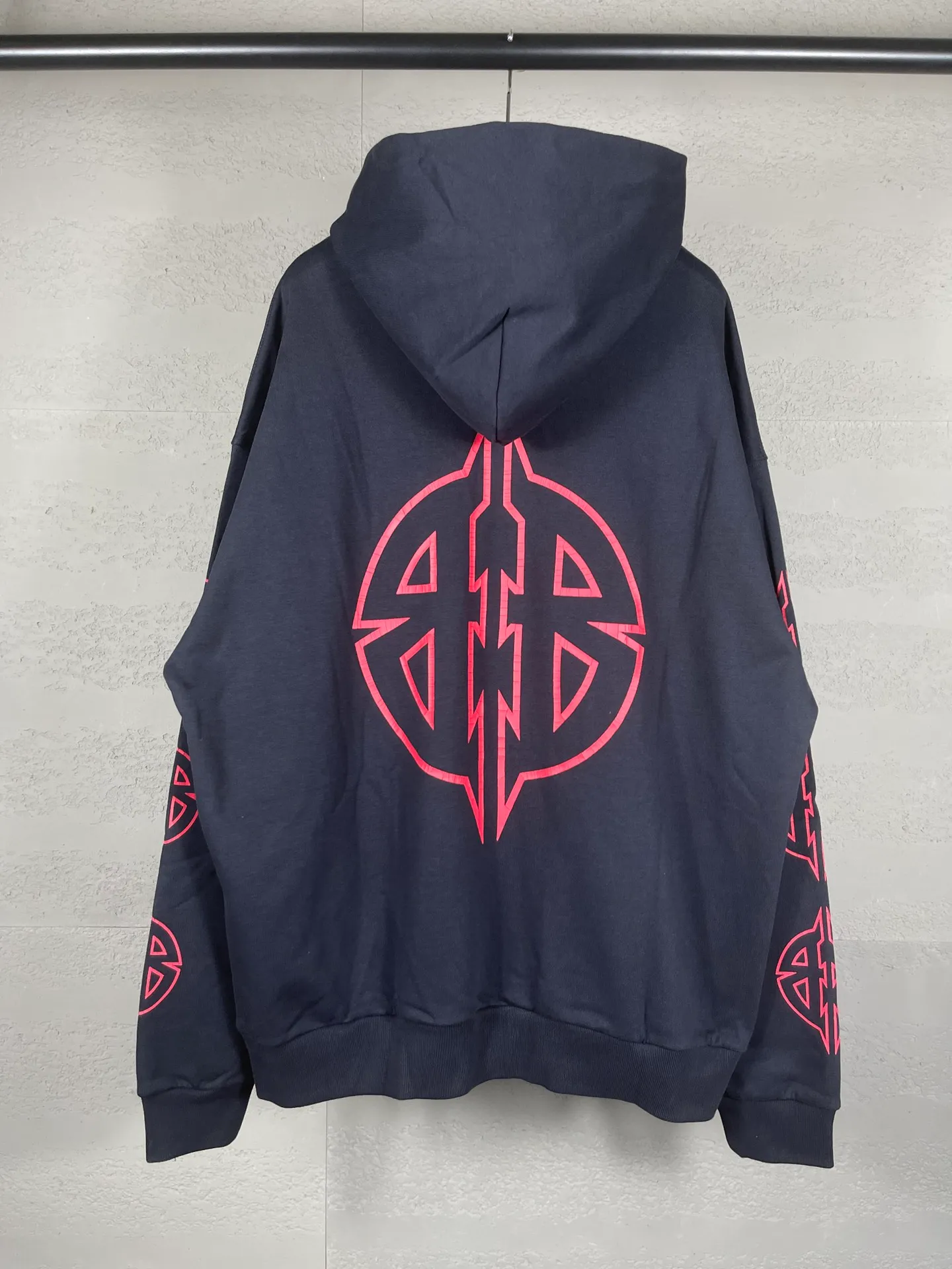 🅿️310 Real photos [Top version. Official website quality] BALENCI*GA/Paris. 2024 new style. Classic LOGO split print hooded sweatshirt. Brick cabinets are synchronized. Genuine products are developed at the first time, and you can print and compare! The fabric is made of Paris ZP custom-woven and dyed 100% cotton double-yarn compact cotton. The weight is 450 grams. The cloth surface is clean. The cloth pattern is clear, soft and comfortable. The threads are dyed with no color difference. The classic printing is made of environmentally friendly imported materials, and the letters are cracked and printed. The letters are clear and the effect is three-dimensional. Restored brick cabinet. Ready-made clothes are washed and distressed, different market currency, welcome to compare, the version adopts OS loose shoulder version. Same style for men and women Coding: BL238077 Color: Dark blue gray Size: XS S M L