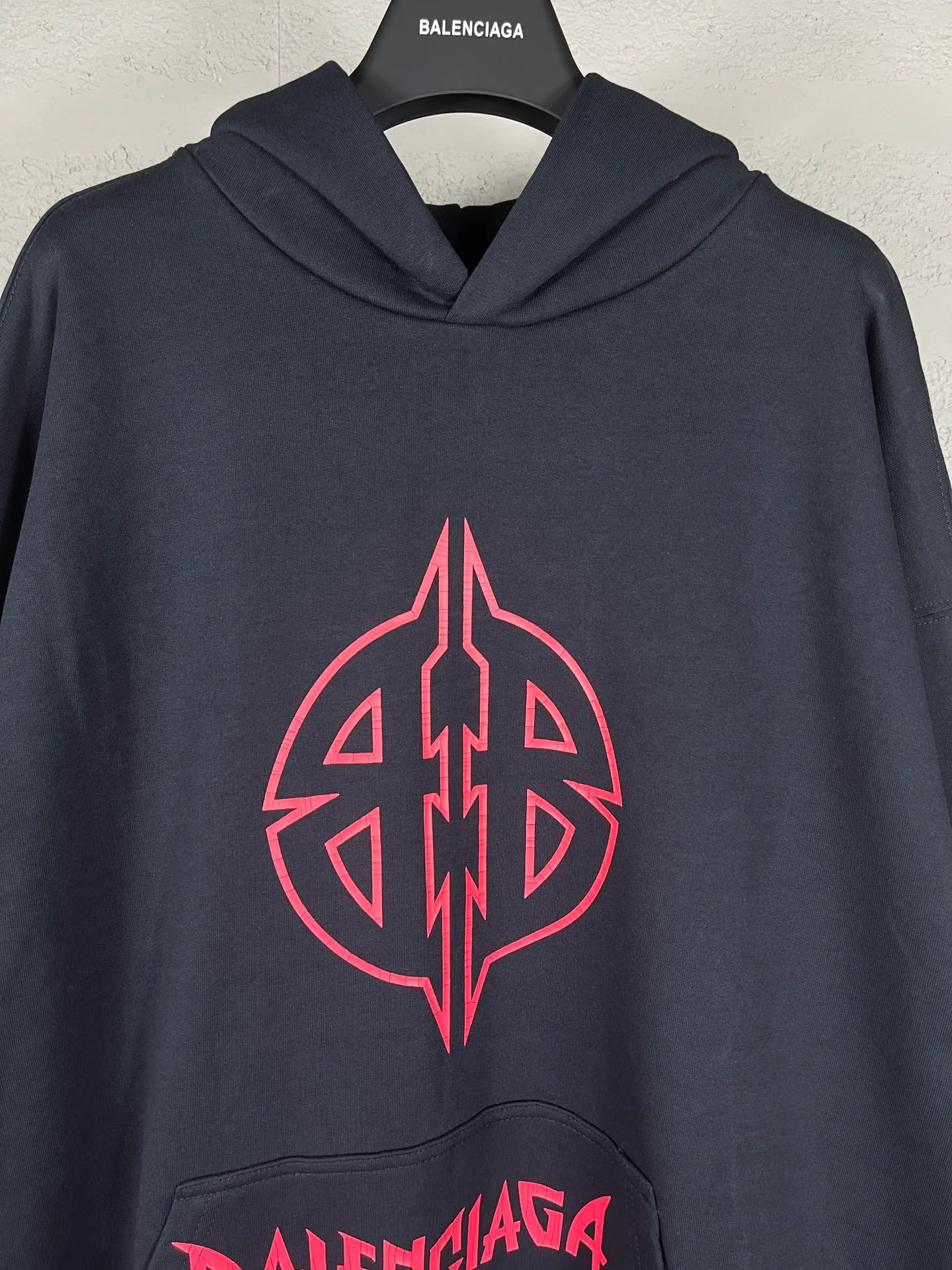 🅿️310 Real photos [Top version. Official website quality] BALENCI*GA/Paris. 2024 new style. Classic LOGO split print hooded sweatshirt. Brick cabinets are synchronized. Genuine products are developed at the first time, and you can print and compare! The fabric is made of Paris ZP custom-woven and dyed 100% cotton double-yarn compact cotton. The weight is 450 grams. The cloth surface is clean. The cloth pattern is clear, soft and comfortable. The threads are dyed with no color difference. The classic printing is made of environmentally friendly imported materials, and the letters are cracked and printed. The letters are clear and the effect is three-dimensional. Restored brick cabinet. Ready-made clothes are washed and distressed, different market currency, welcome to compare, the version adopts OS loose shoulder version. Same style for men and women Coding: BL238077 Color: Dark blue gray Size: XS S M L