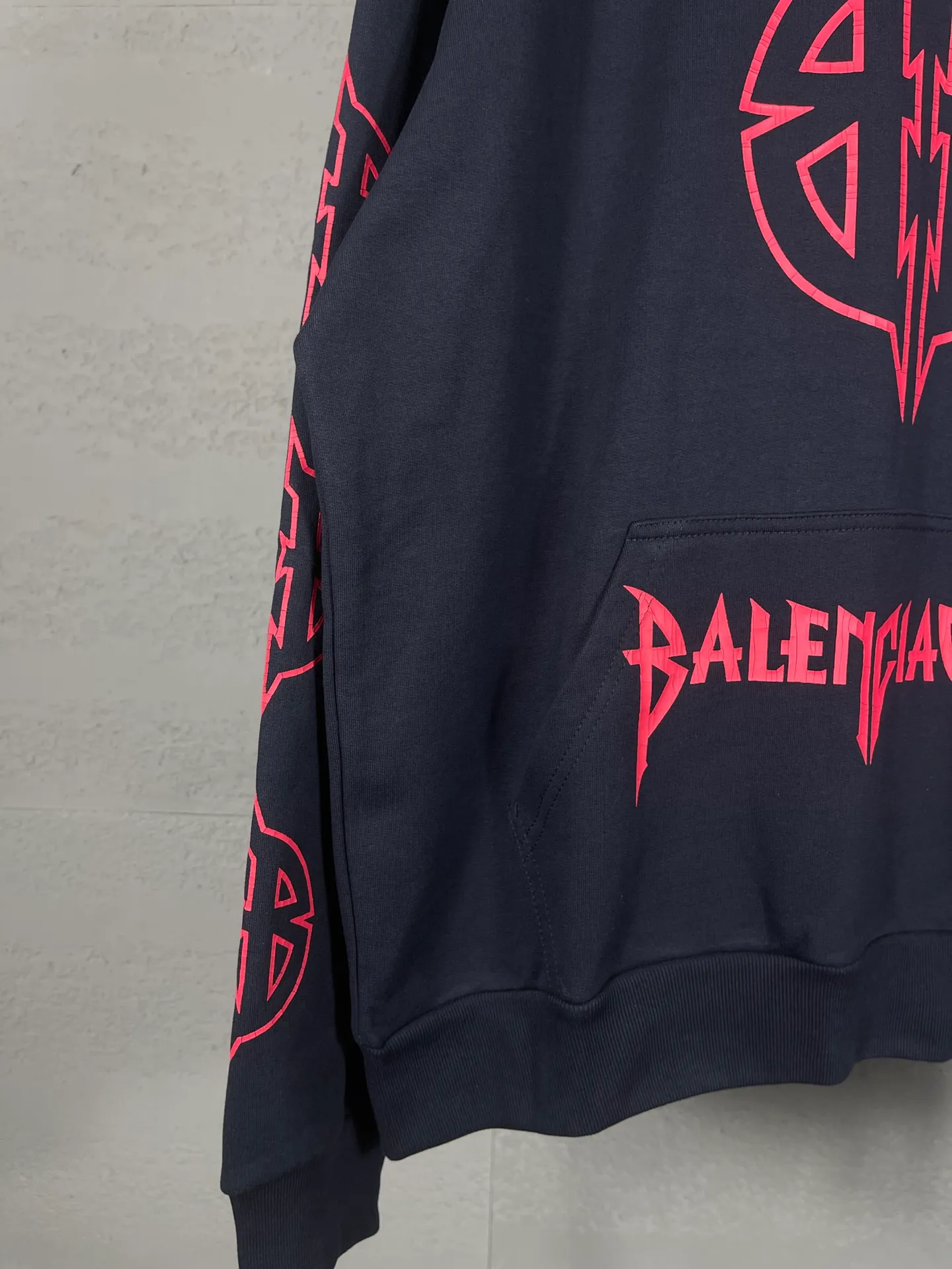 🅿️310 Real photos [Top version. Official website quality] BALENCI*GA/Paris. 2024 new style. Classic LOGO split print hooded sweatshirt. Brick cabinets are synchronized. Genuine products are developed at the first time, and you can print and compare! The fabric is made of Paris ZP custom-woven and dyed 100% cotton double-yarn compact cotton. The weight is 450 grams. The cloth surface is clean. The cloth pattern is clear, soft and comfortable. The threads are dyed with no color difference. The classic printing is made of environmentally friendly imported materials, and the letters are cracked and printed. The letters are clear and the effect is three-dimensional. Restored brick cabinet. Ready-made clothes are washed and distressed, different market currency, welcome to compare, the version adopts OS loose shoulder version. Same style for men and women Coding: BL238077 Color: Dark blue gray Size: XS S M L