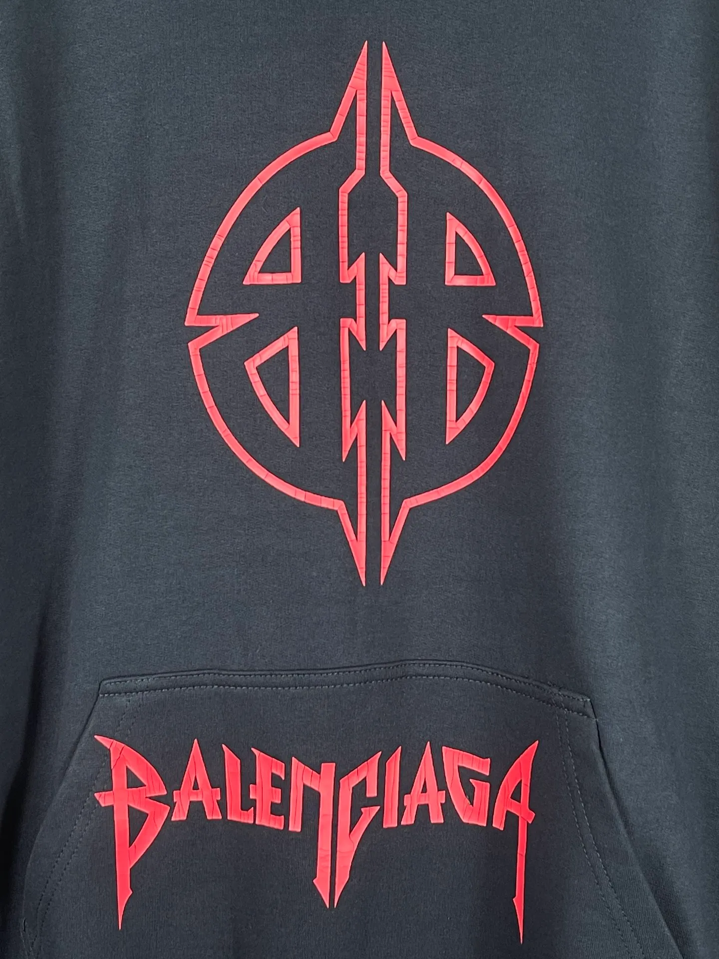 🅿️310 Real photos [Top version. Official website quality] BALENCI*GA/Paris. 2024 new style. Classic LOGO split print hooded sweatshirt. Brick cabinets are synchronized. Genuine products are developed at the first time, and you can print and compare! The fabric is made of Paris ZP custom-woven and dyed 100% cotton double-yarn compact cotton. The weight is 450 grams. The cloth surface is clean. The cloth pattern is clear, soft and comfortable. The threads are dyed with no color difference. The classic printing is made of environmentally friendly imported materials, and the letters are cracked and printed. The letters are clear and the effect is three-dimensional. Restored brick cabinet. Ready-made clothes are washed and distressed, different market currency, welcome to compare, the version adopts OS loose shoulder version. Same style for men and women Coding: BL238077 Color: Dark blue gray Size: XS S M L