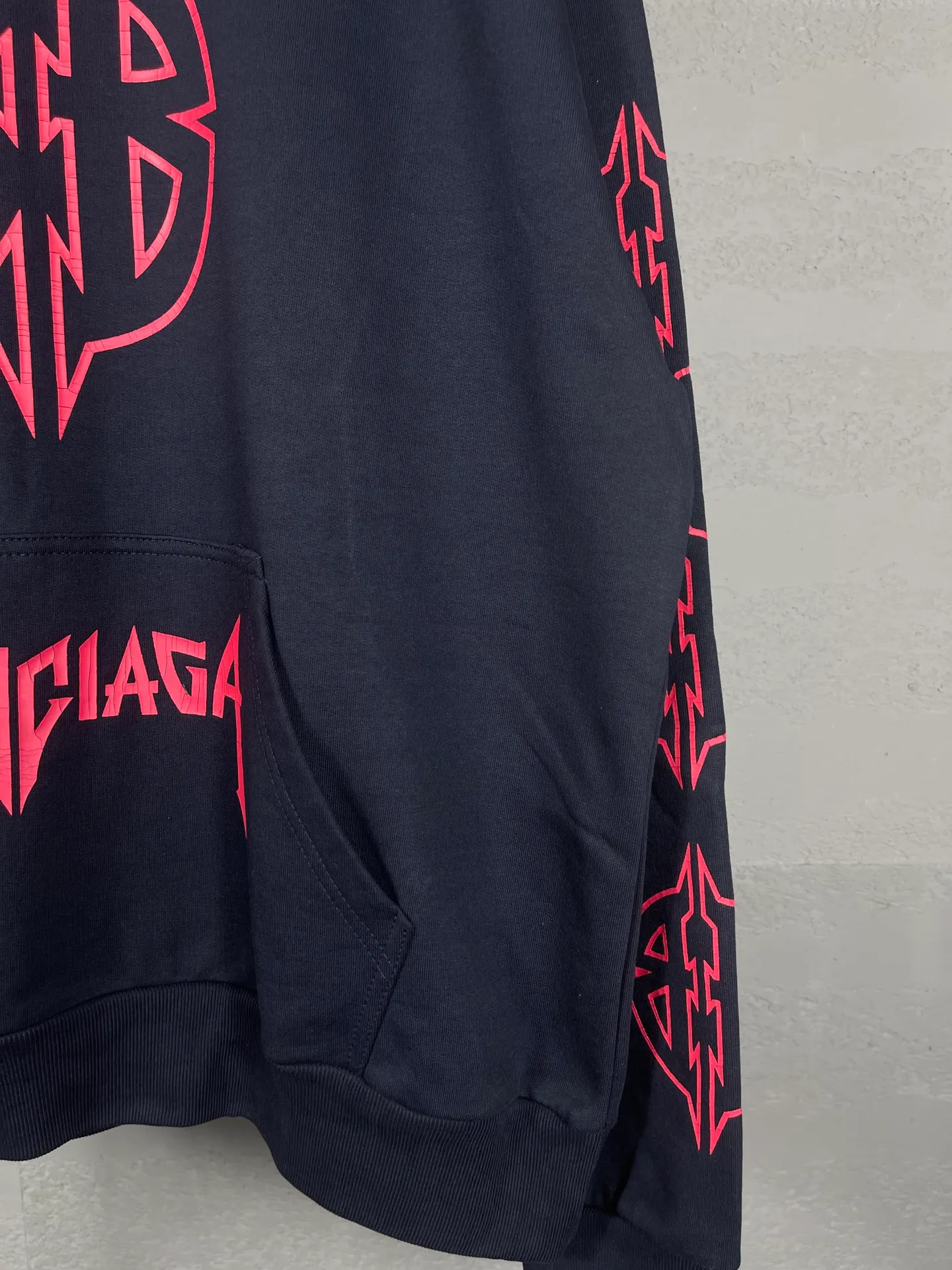 🅿️310 Real photos [Top version. Official website quality] BALENCI*GA/Paris. 2024 new style. Classic LOGO split print hooded sweatshirt. Brick cabinets are synchronized. Genuine products are developed at the first time, and you can print and compare! The fabric is made of Paris ZP custom-woven and dyed 100% cotton double-yarn compact cotton. The weight is 450 grams. The cloth surface is clean. The cloth pattern is clear, soft and comfortable. The threads are dyed with no color difference. The classic printing is made of environmentally friendly imported materials, and the letters are cracked and printed. The letters are clear and the effect is three-dimensional. Restored brick cabinet. Ready-made clothes are washed and distressed, different market currency, welcome to compare, the version adopts OS loose shoulder version. Same style for men and women Coding: BL238077 Color: Dark blue gray Size: XS S M L