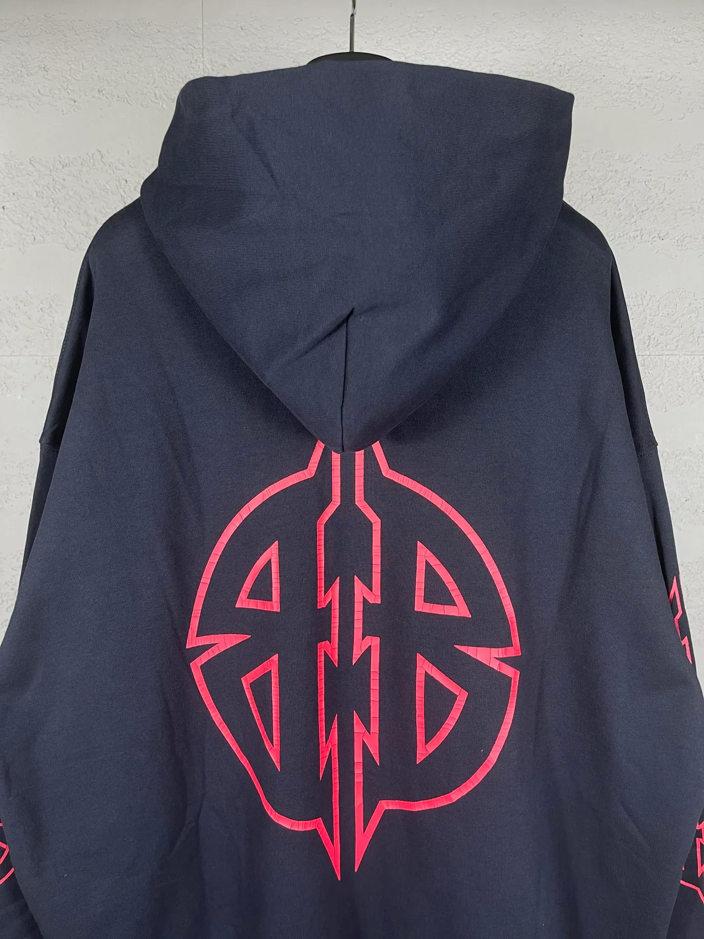 🅿️310 Real photos [Top version. Official website quality] BALENCI*GA/Paris. 2024 new style. Classic LOGO split print hooded sweatshirt. Brick cabinets are synchronized. Genuine products are developed at the first time, and you can print and compare! The fabric is made of Paris ZP custom-woven and dyed 100% cotton double-yarn compact cotton. The weight is 450 grams. The cloth surface is clean. The cloth pattern is clear, soft and comfortable. The threads are dyed with no color difference. The classic printing is made of environmentally friendly imported materials, and the letters are cracked and printed. The letters are clear and the effect is three-dimensional. Restored brick cabinet. Ready-made clothes are washed and distressed, different market currency, welcome to compare, the version adopts OS loose shoulder version. Same style for men and women Coding: BL238077 Color: Dark blue gray Size: XS S M L
