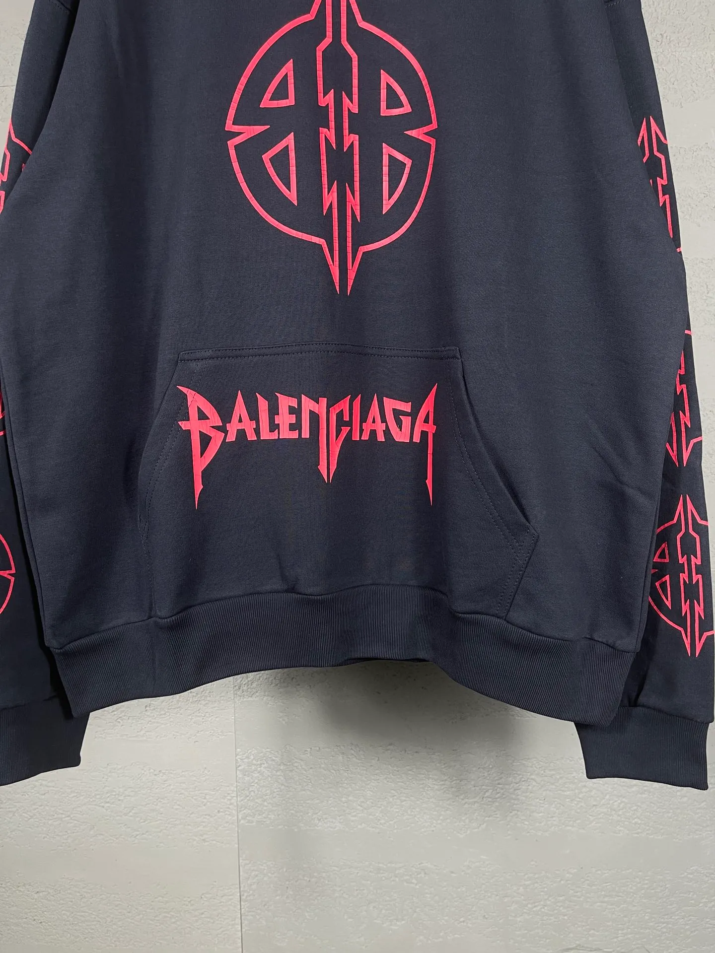 🅿️310 Real photos [Top version. Official website quality] BALENCI*GA/Paris. 2024 new style. Classic LOGO split print hooded sweatshirt. Brick cabinets are synchronized. Genuine products are developed at the first time, and you can print and compare! The fabric is made of Paris ZP custom-woven and dyed 100% cotton double-yarn compact cotton. The weight is 450 grams. The cloth surface is clean. The cloth pattern is clear, soft and comfortable. The threads are dyed with no color difference. The classic printing is made of environmentally friendly imported materials, and the letters are cracked and printed. The letters are clear and the effect is three-dimensional. Restored brick cabinet. Ready-made clothes are washed and distressed, different market currency, welcome to compare, the version adopts OS loose shoulder version. Same style for men and women Coding: BL238077 Color: Dark blue gray Size: XS S M L